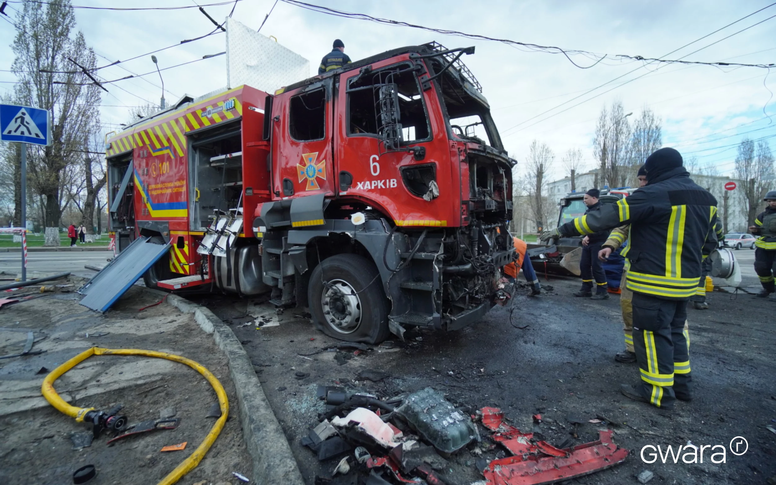 Emergency workers deal with an aftermath of Russian drone attack on Kharkiv on April 4 / Photo: Ivan Samoilov for Gwara Media