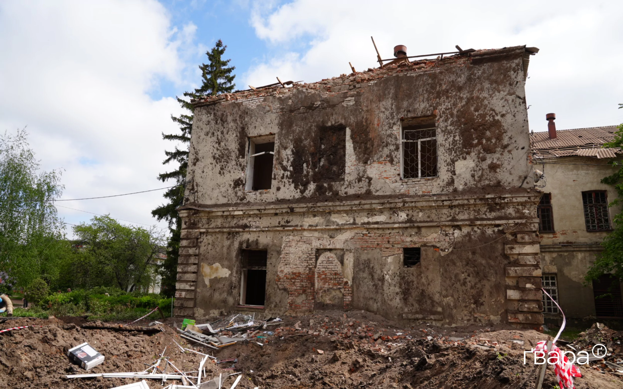 зображення до посту: Рятувальники усувають наслідки удару по психіатричній лікарні Харкова — фото