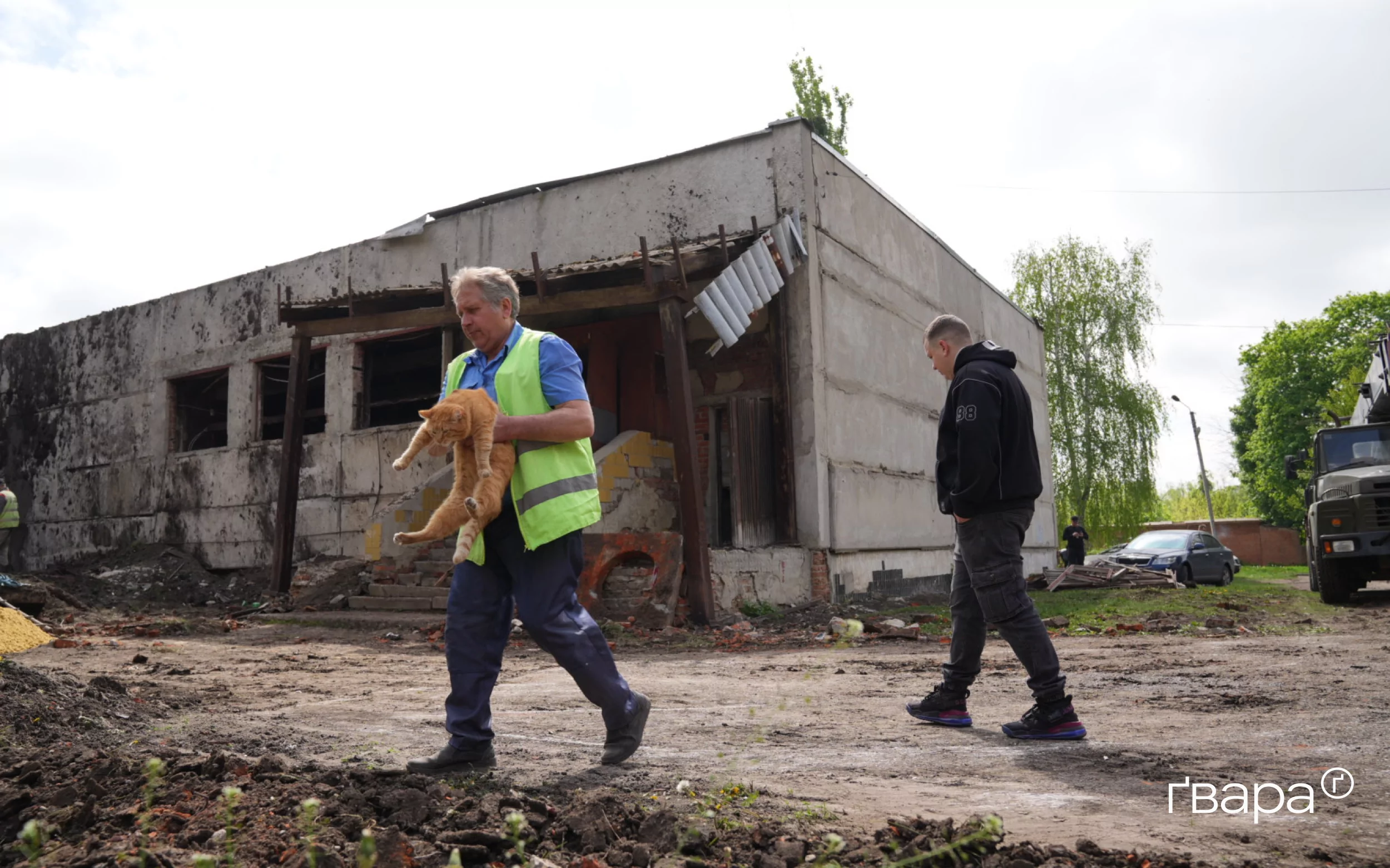 зображення до посту: Рятувальники усувають наслідки удару по психіатричній лікарні Харкова — фото