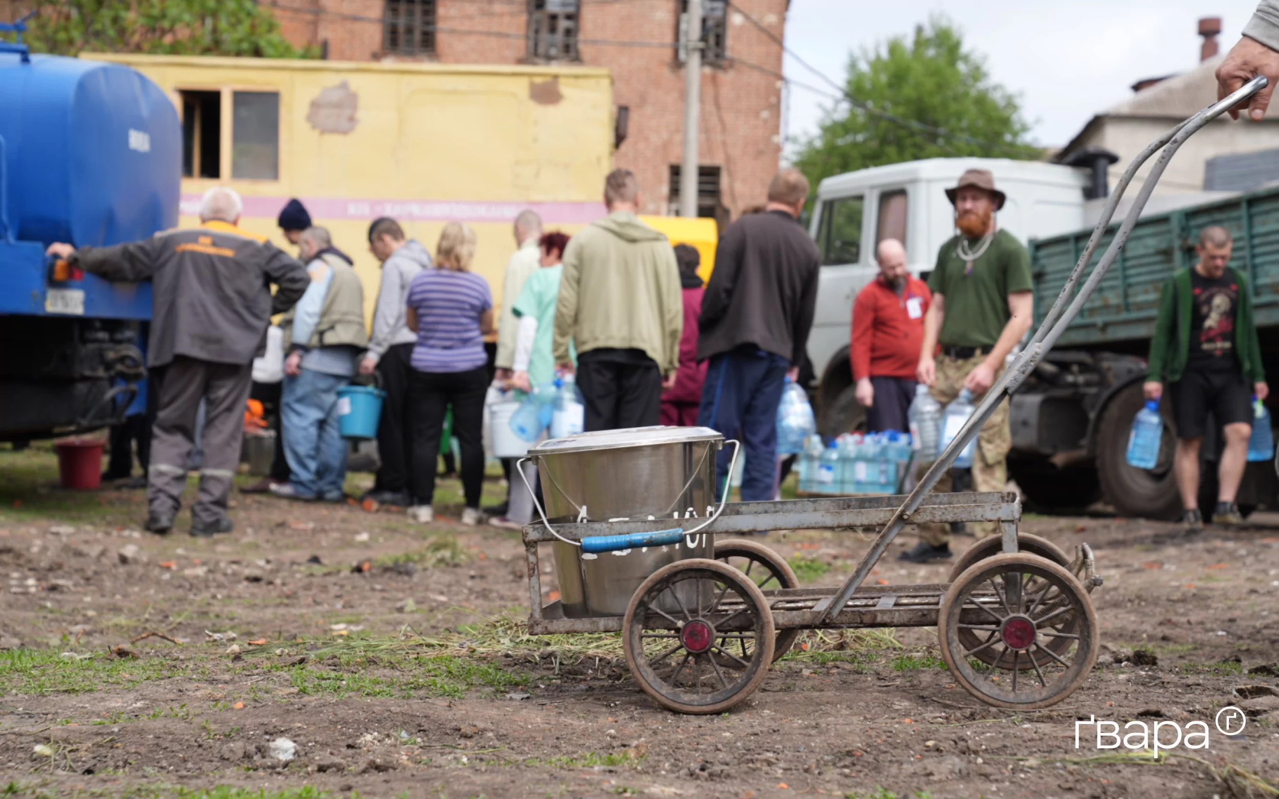 зображення до посту: Рятувальники усувають наслідки удару по психіатричній лікарні Харкова — фото