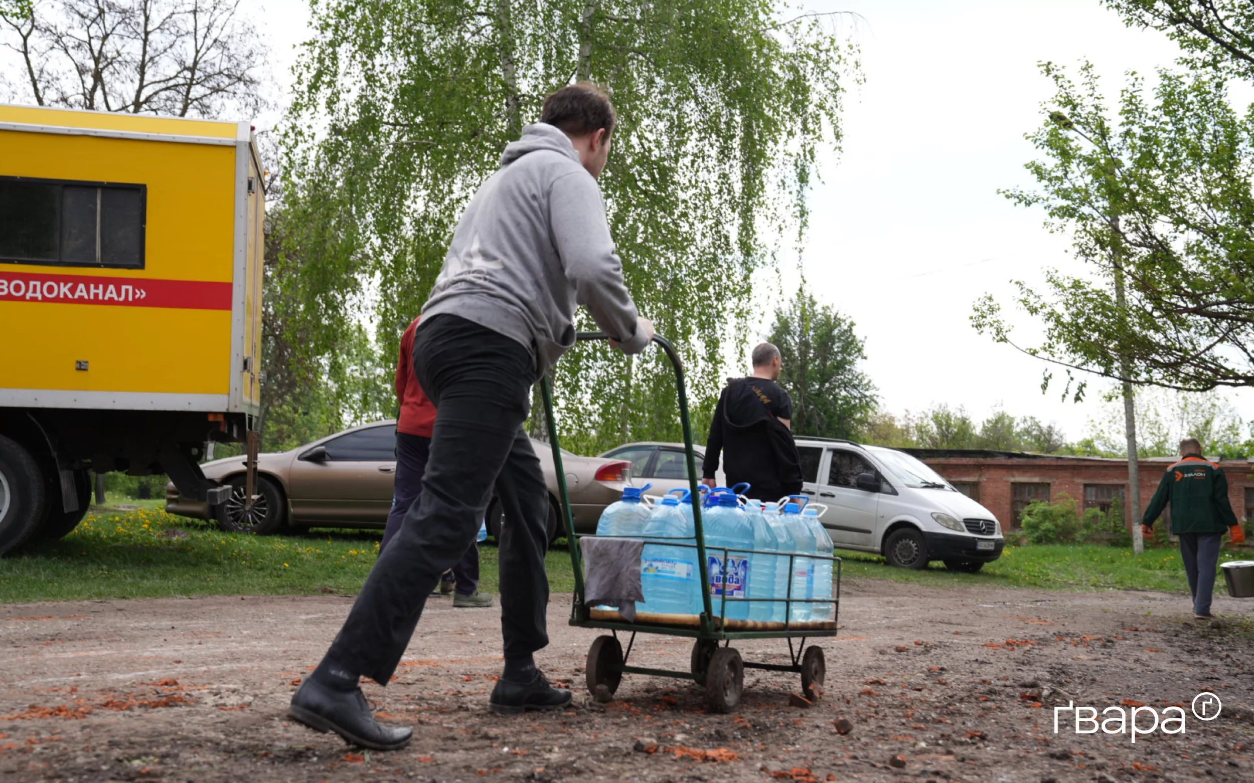 зображення до посту: Рятувальники усувають наслідки удару по психіатричній лікарні Харкова — фото