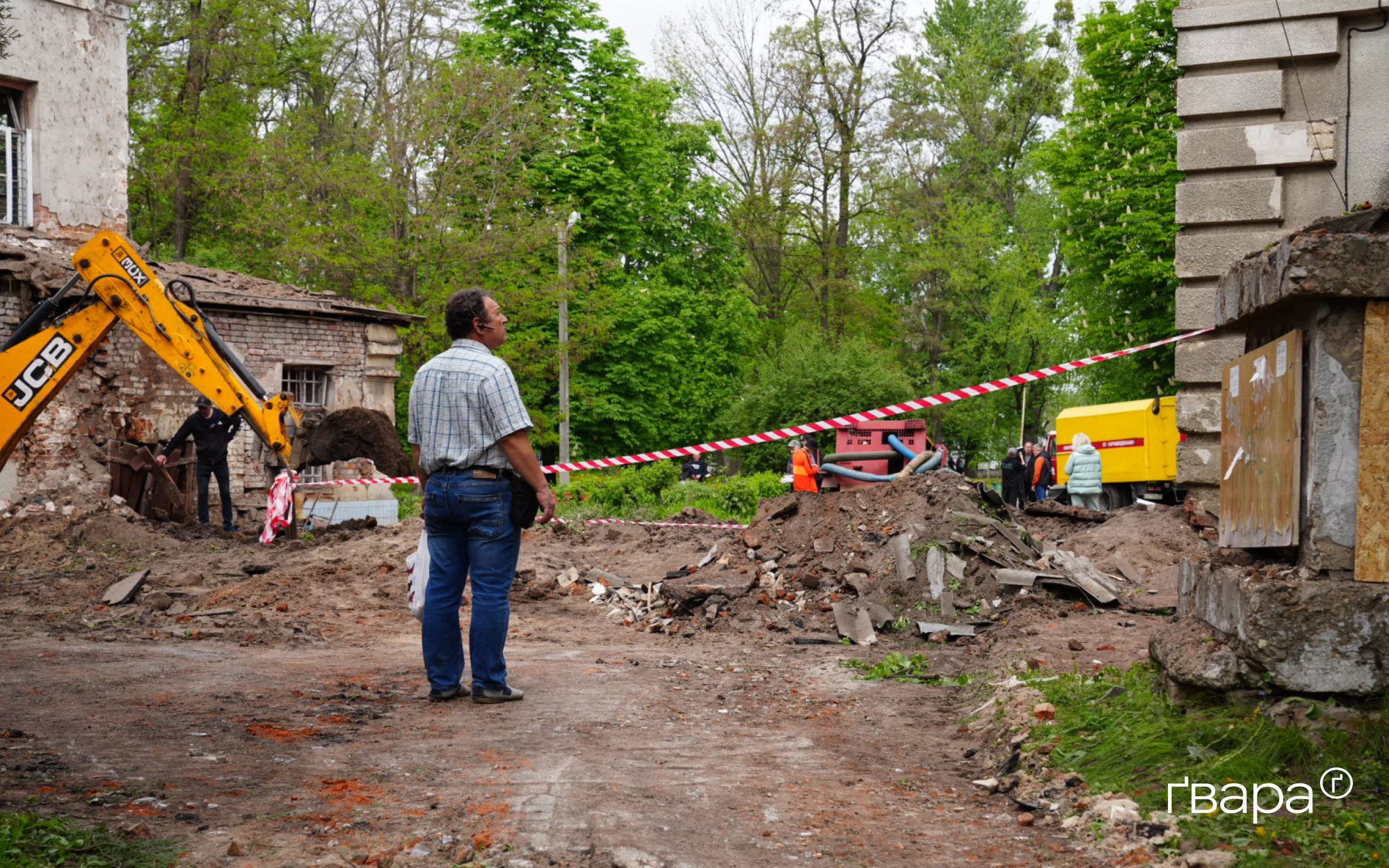 зображення до посту: Рятувальники усувають наслідки удару по психіатричній лікарні Харкова — фото