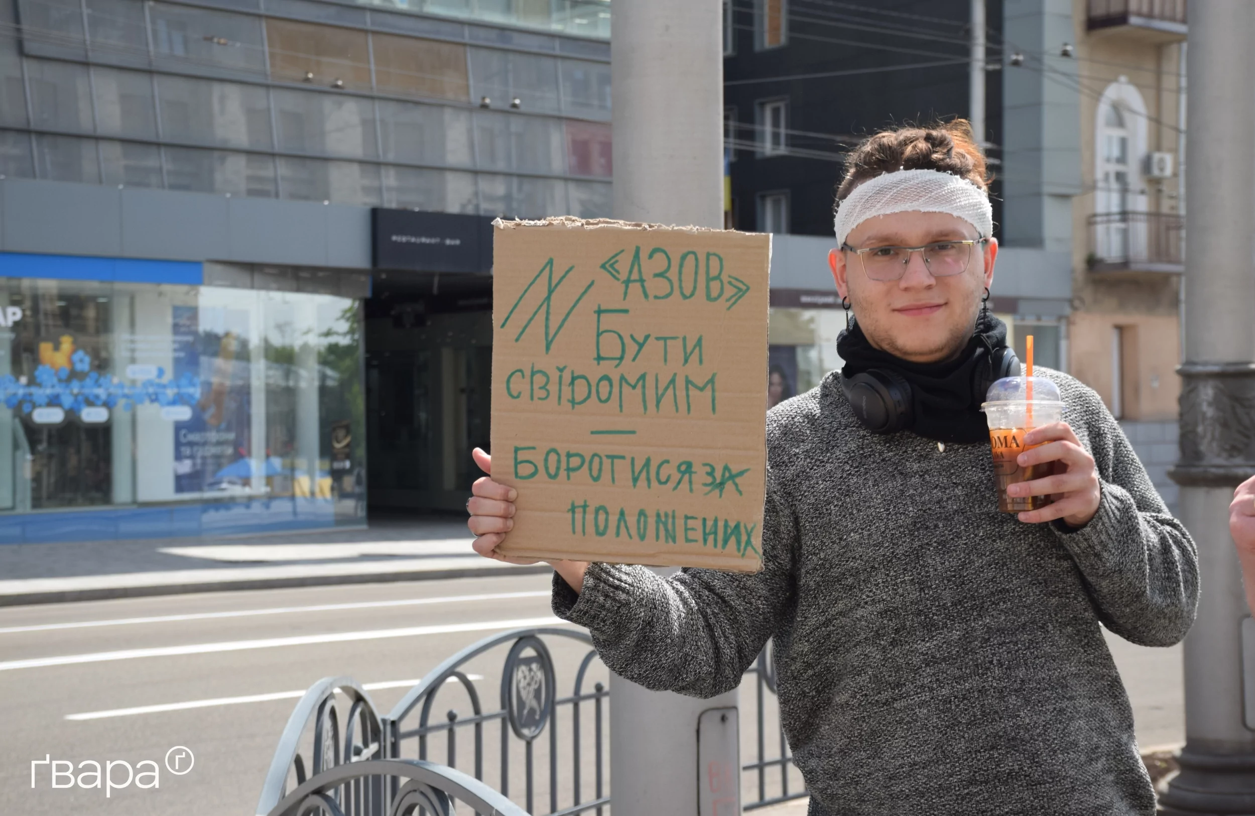 зображення до посту: У Харкові пройшла акція в підтримку військовополонених «Не мовчи. Полон вбиває!» – фото