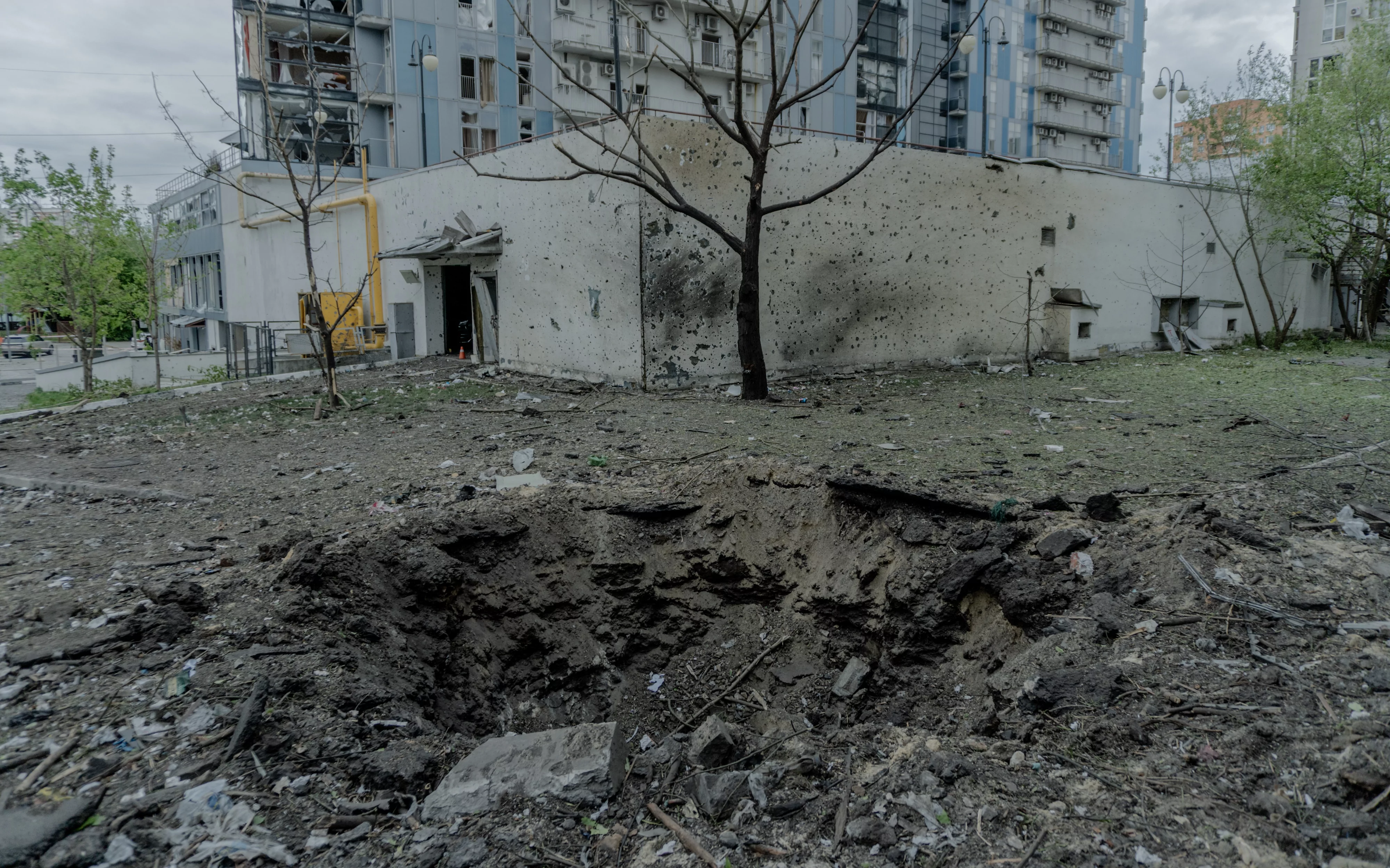 Russian missiles hit the ground in a central residential district in Kharkiv on April 24, leaving a hole in the ground / Photo: Ivan Samoilov for Gwara Media