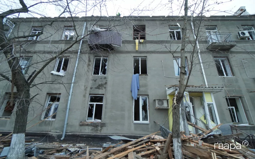 зображення до посту: Загиблі рятувальники, зруйновані будинки та відключення світла: РФ обстріляла Харків – фото