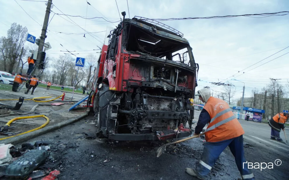 зображення до посту: Загиблі рятувальники, зруйновані будинки та відключення світла: РФ обстріляла Харків – фото