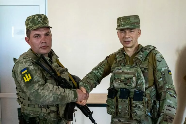 Сирський нагородив військового, що воює на Харківщині