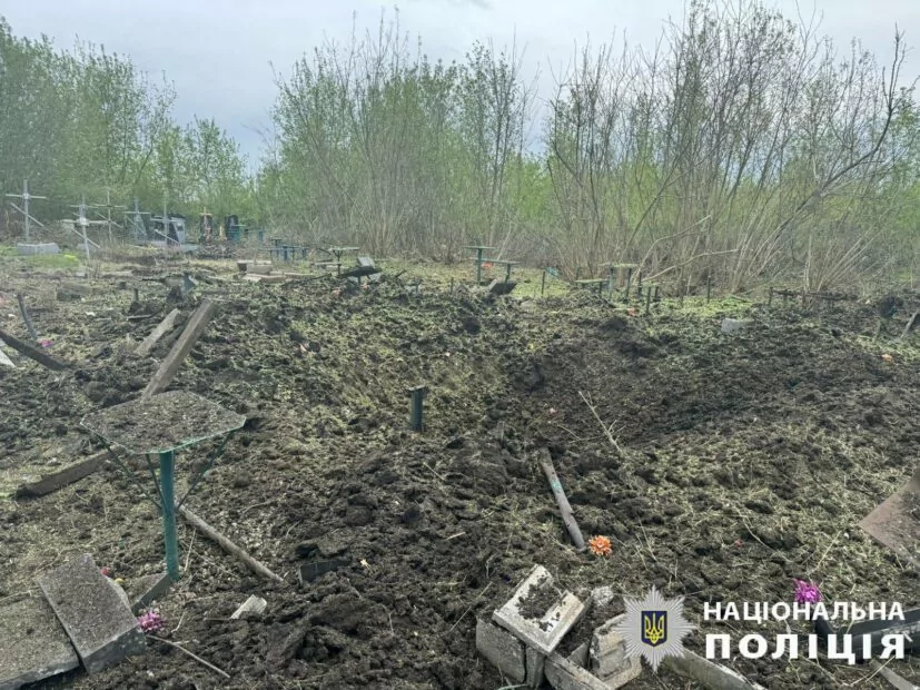 Фото понівеченого цвинтаря у Вовчанську