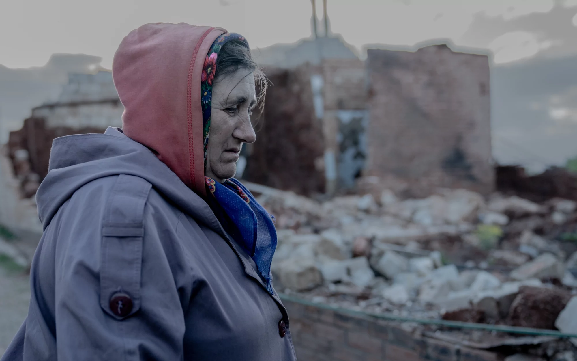 Люба показала нам свій зруйнований будинок / Фото: Іван Самойлов, Ґвара Медіа