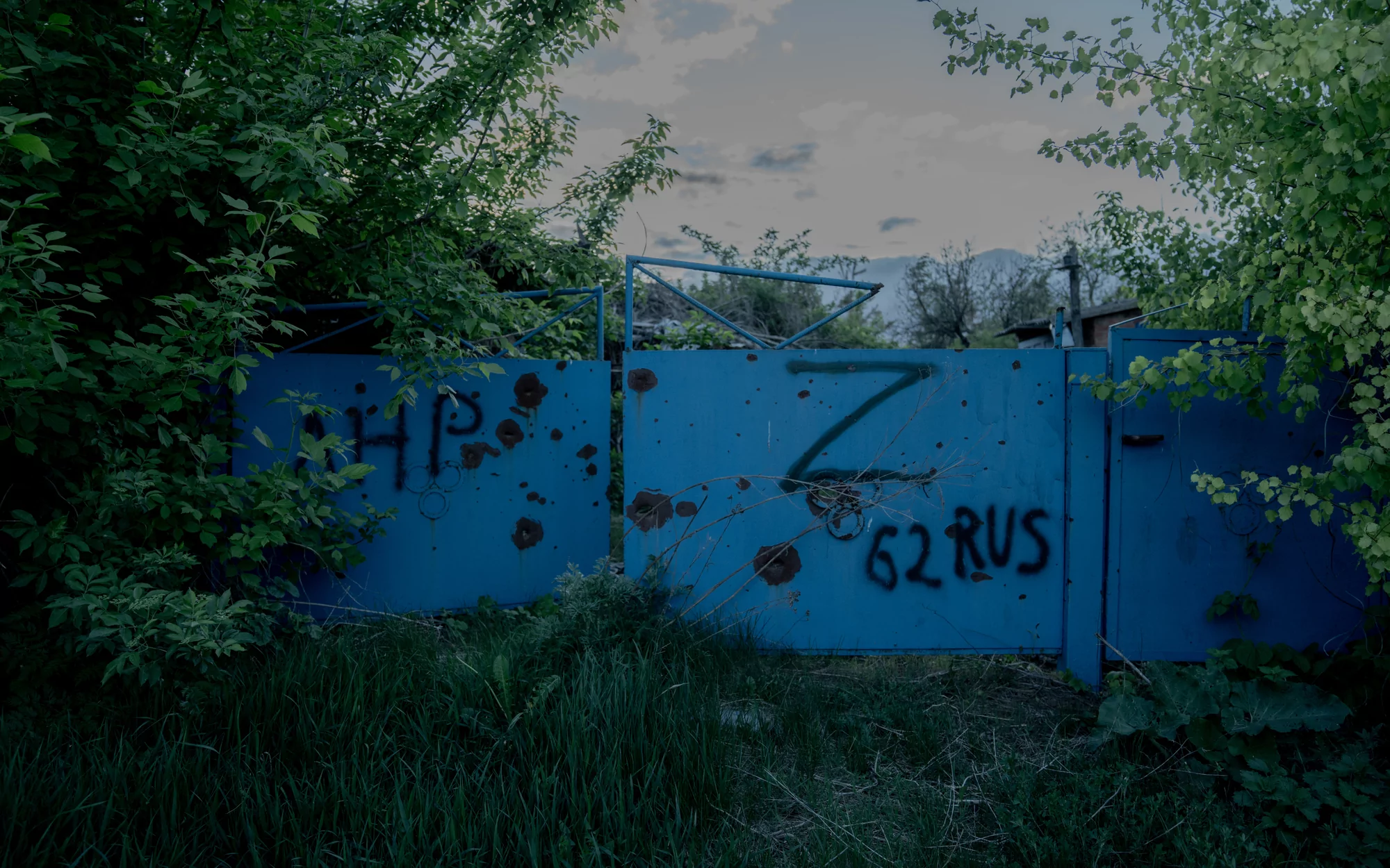 Написи «Z» на воротах закинутого подвір'я / Фото: Іван Самойлов, Ґвара Медіа