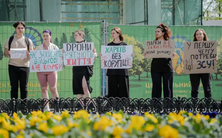 «Гроші на ЗСУ»: у Харкові пройшла акція проти ремонту шпилю «Дзеркального струменю» — фото