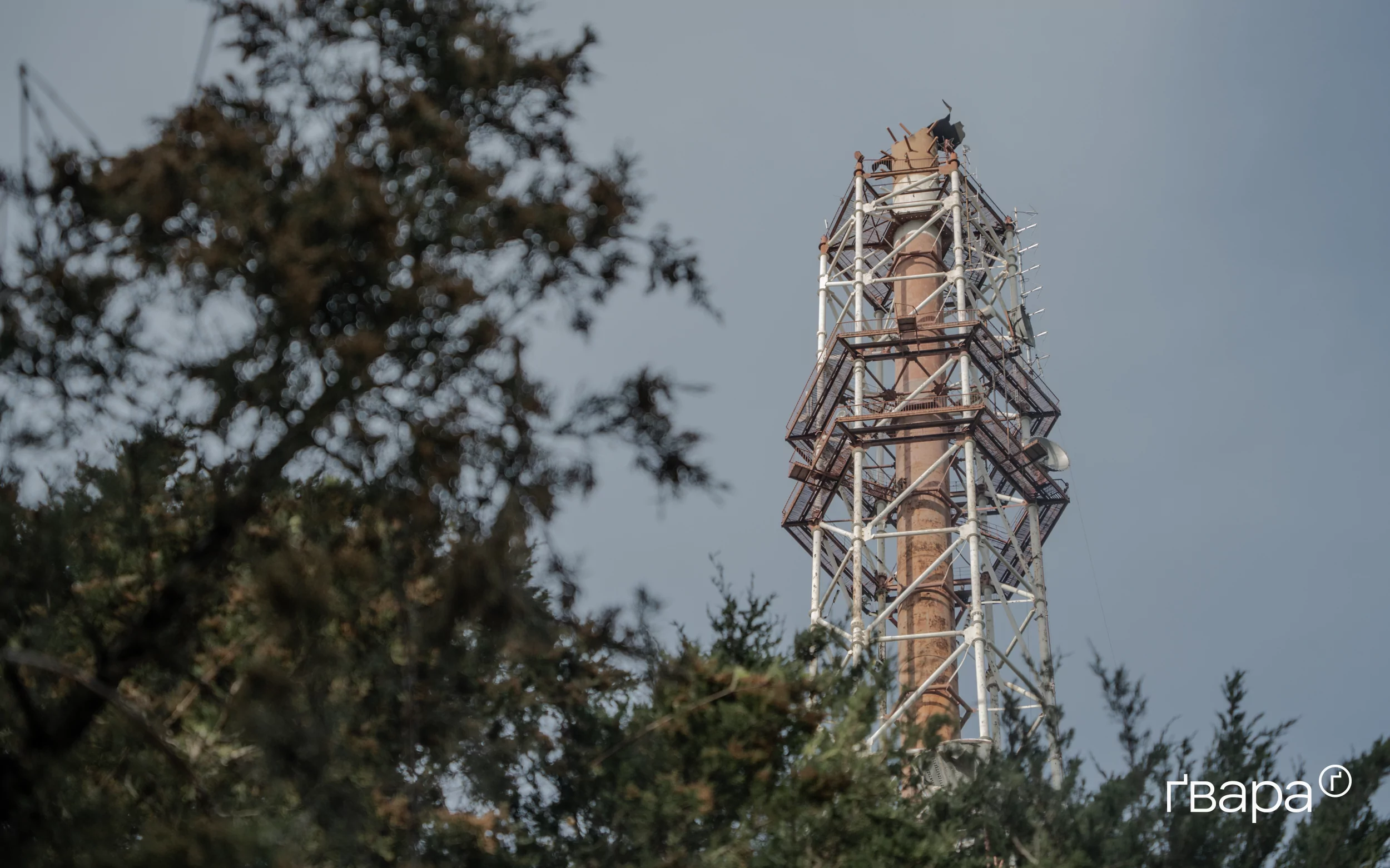 зображення до посту: Війська РФ вдарили по телевізійній вежі в Харкові: що відомо