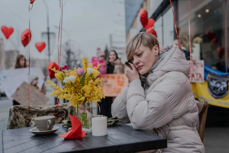 «Ми повинні боротись до останнього»: як родичі зниклих безвісти та полонених військових обʼєднуються в пошуках
