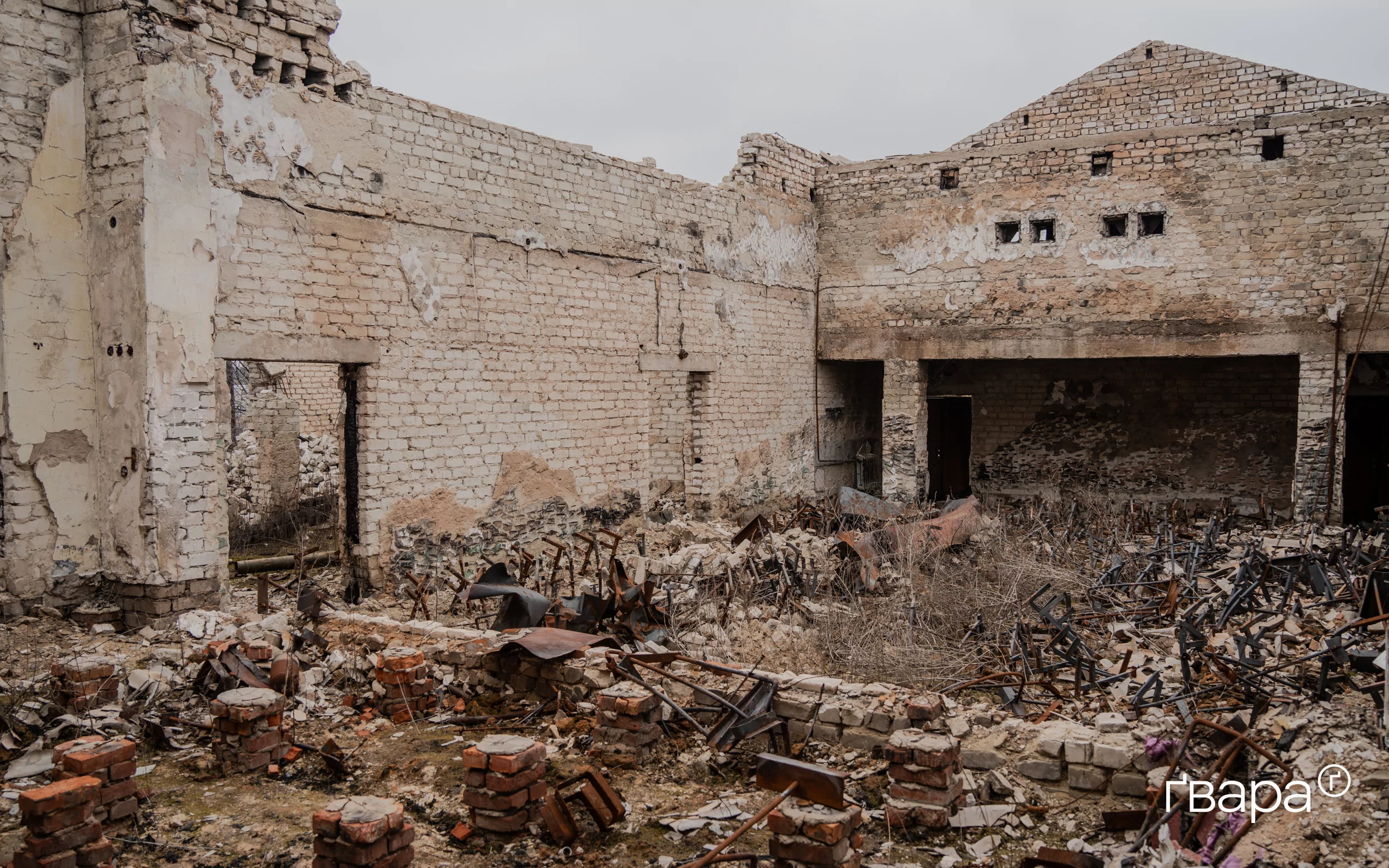Зруйнована концертна зала Будинку культури в Залимані.