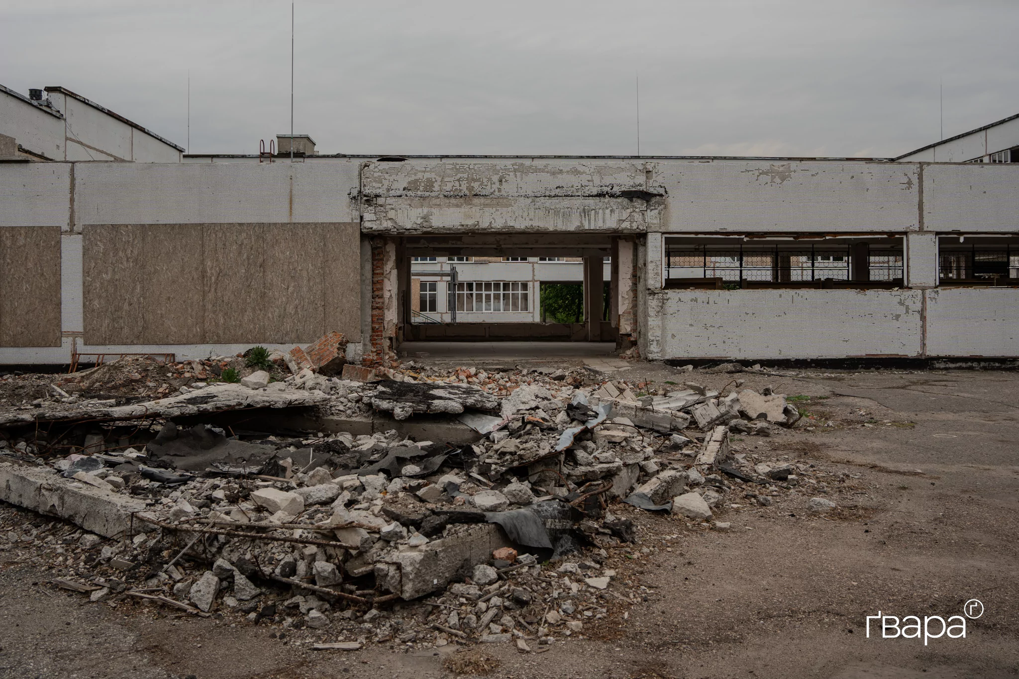 зображення до посту: «Треба відбудувати хоч одну школу, щоб потім ми могли навчати дітей»: як йде відновлення Шевченкового — фото