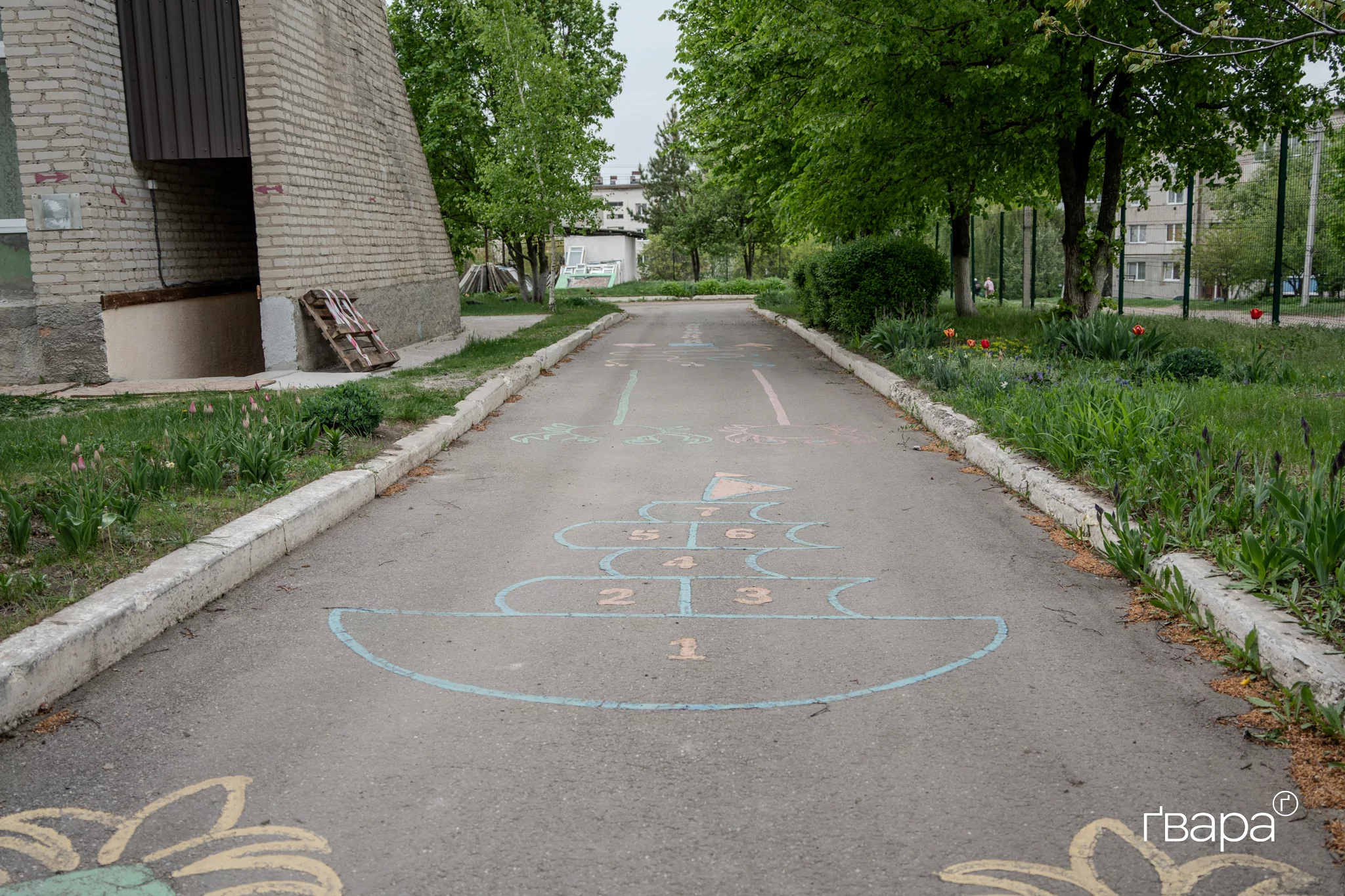 зображення до посту: «Треба відбудувати хоч одну школу, щоб потім ми могли навчати дітей»: як йде відновлення Шевченкового — фото