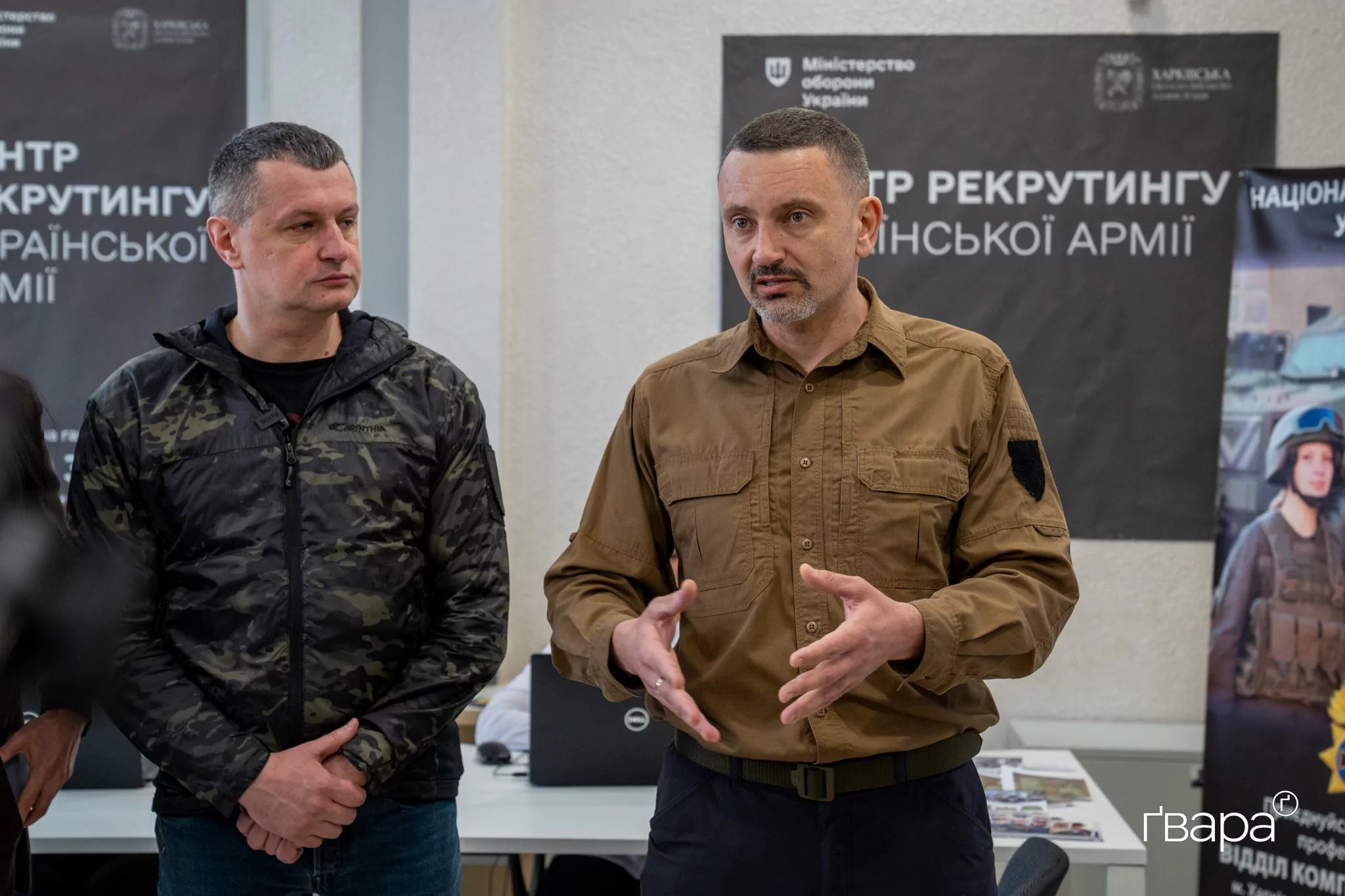 Уповноважений представник Міністерства оборони України з питань рекрутингу Олексій Бежевець (справа).