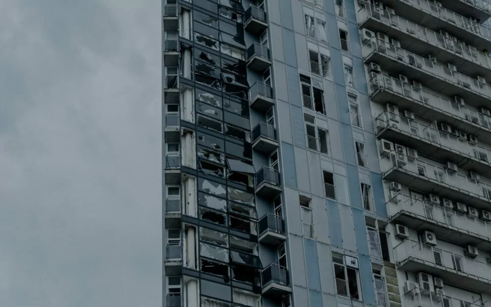 Building damaged in Russian missile strike on Kharkiv on April 24 / Photo: Ivan Samoilov for Gwara Media