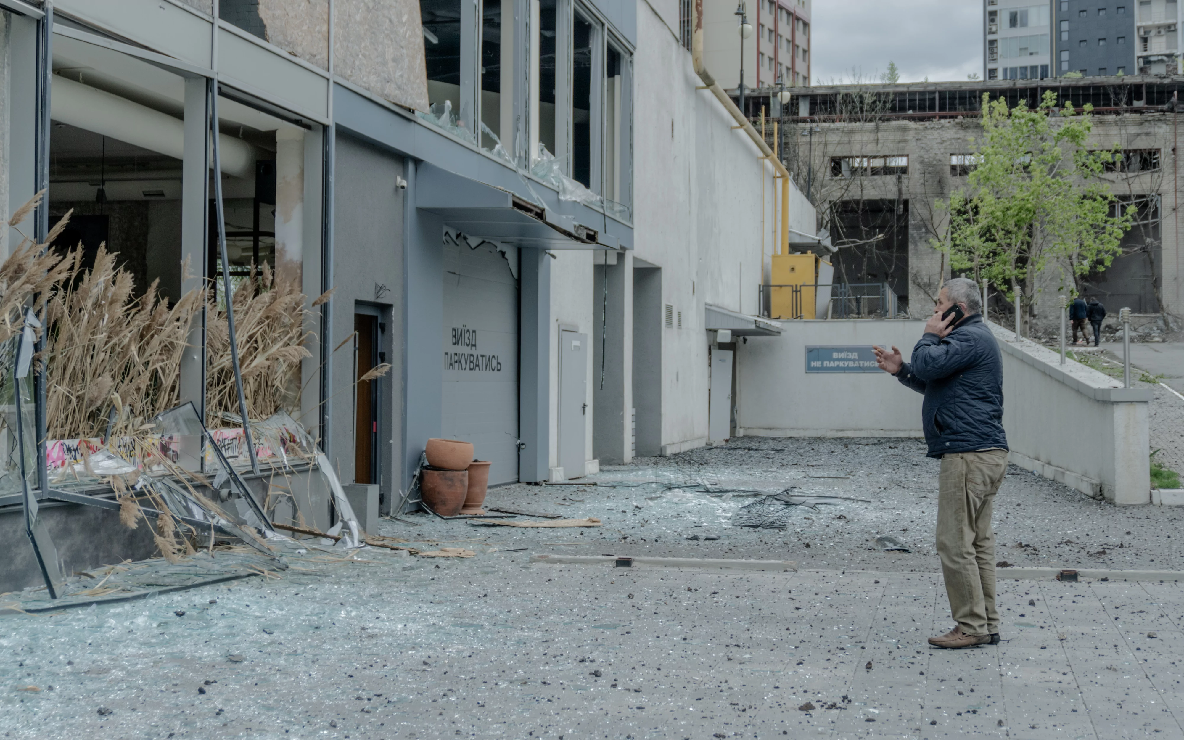 зображення до посту: Mayor: &#8220;Russians want to frighten us, make people leave the city.&#8221; Aftermath of missile strike on Kharkiv (photos)