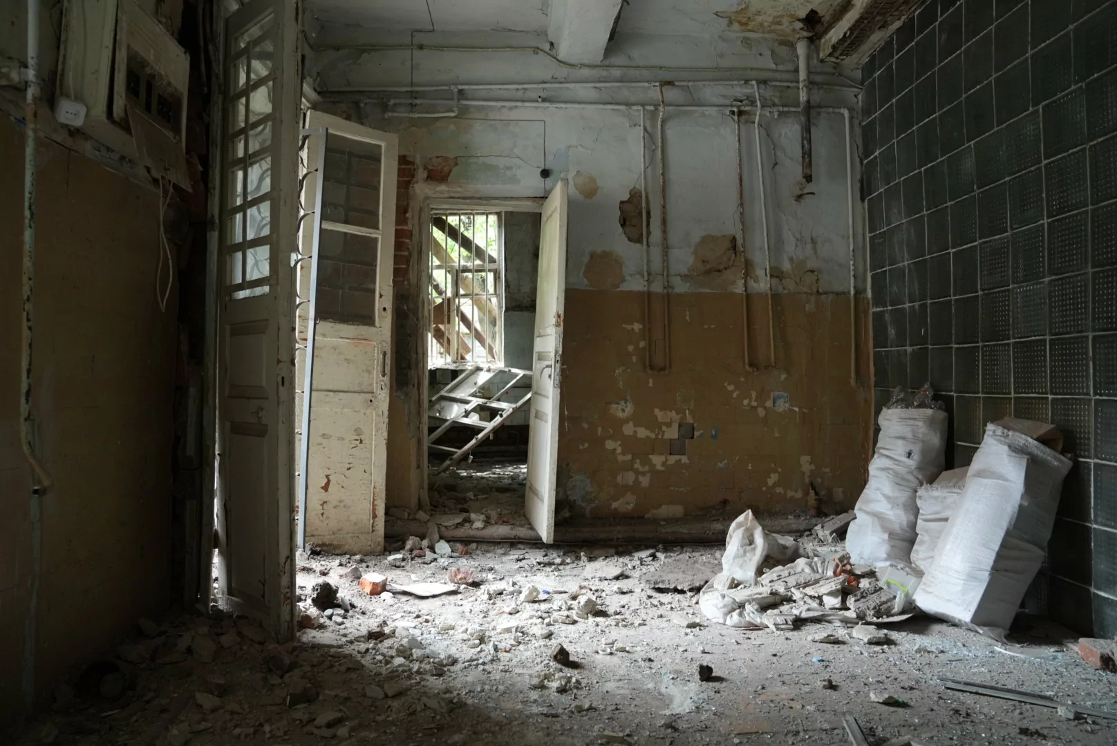 Aftermath of Russian missile attack on Kharkiv that damaged psychiatric hospital in the city. / Photo: Hnat Holyk for Gwara Media