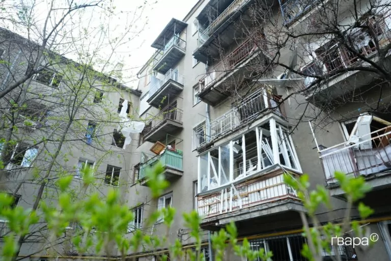 У Харкові усувають наслідки обстрілу в центральній частині міста — фото