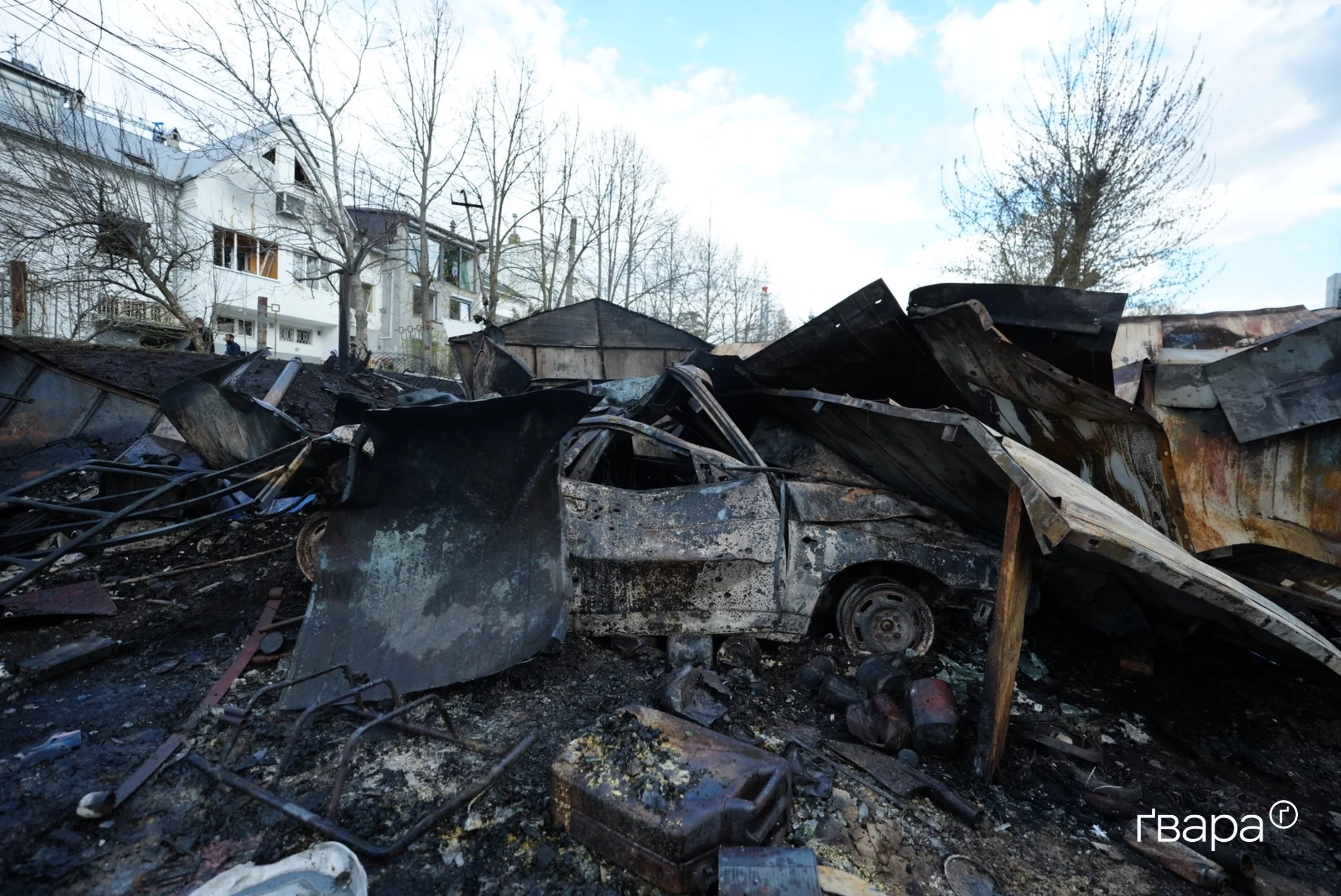 зображення до посту: У Харкові усувають наслідки обстрілу в центральній частині міста — фото