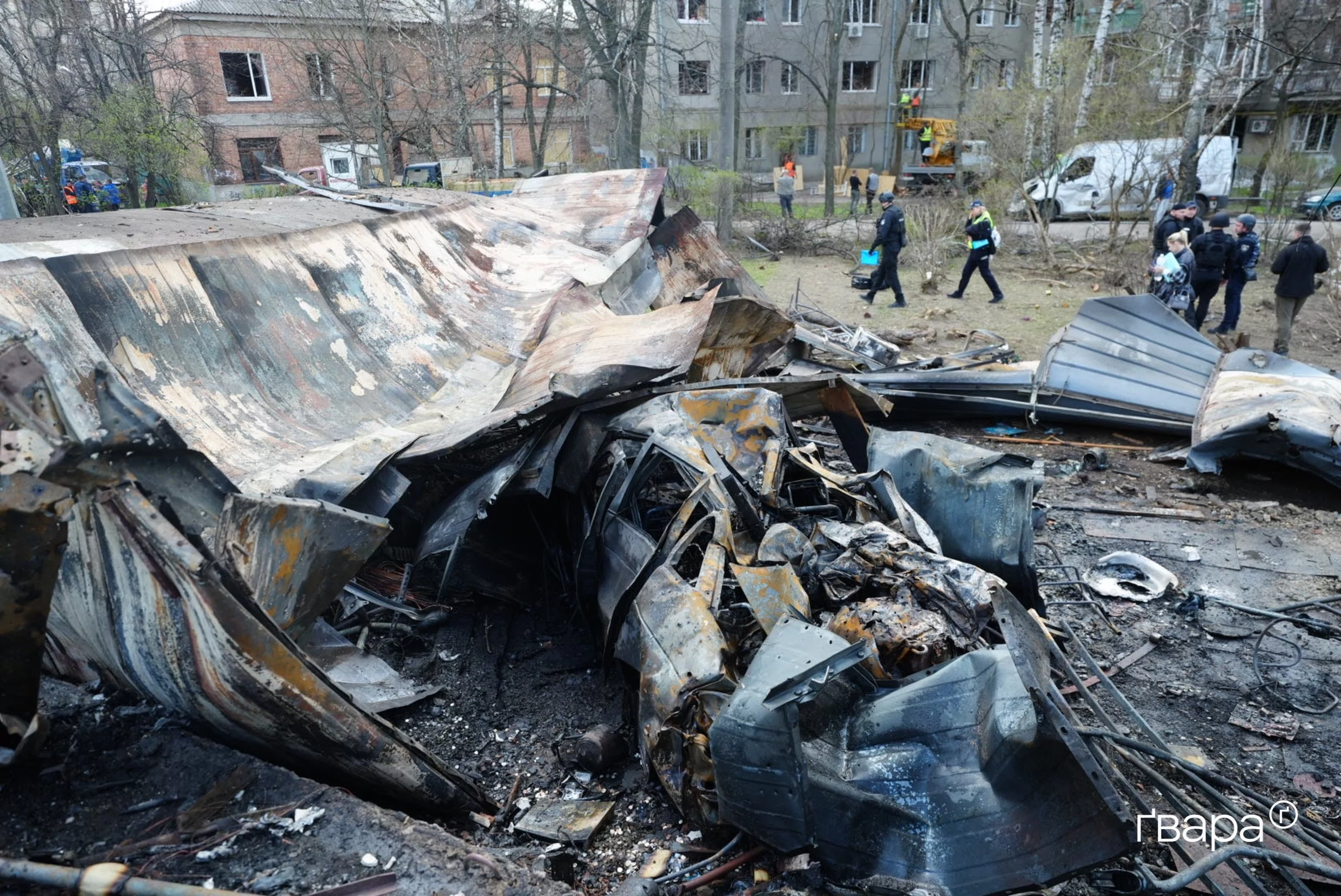 зображення до посту: У Харкові усувають наслідки обстрілу в центральній частині міста — фото