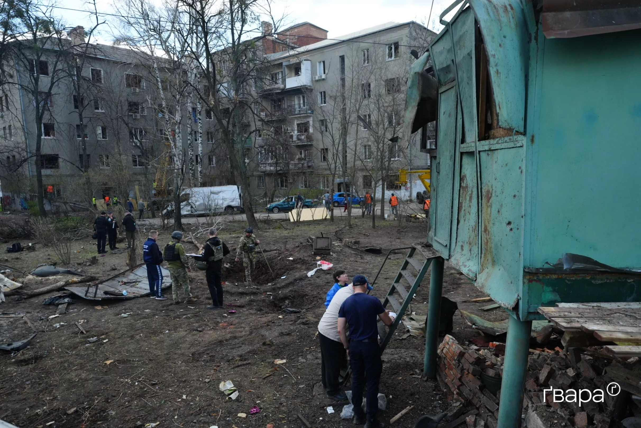 зображення до посту: У Харкові усувають наслідки обстрілу в центральній частині міста — фото