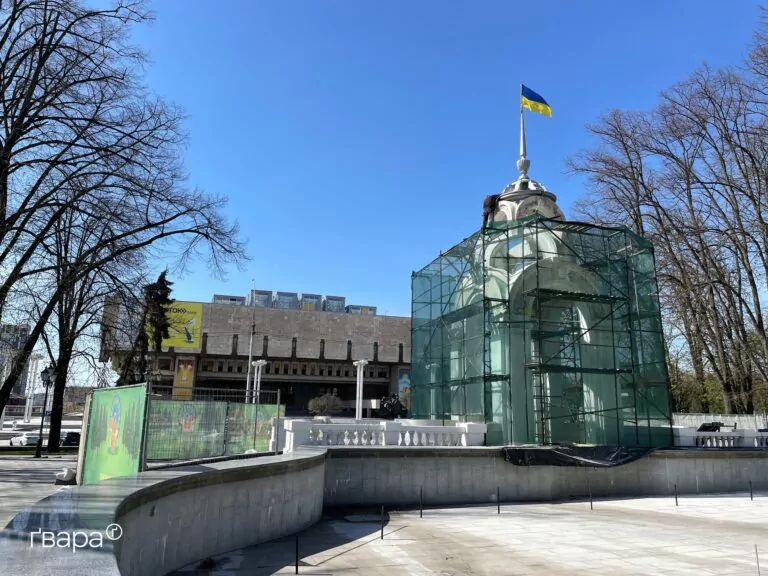 Компанія, дотична до чоловіка ексчиновниці Харківської міськради, ремонтуватиме шпиль альтанки Дзеркального струменя