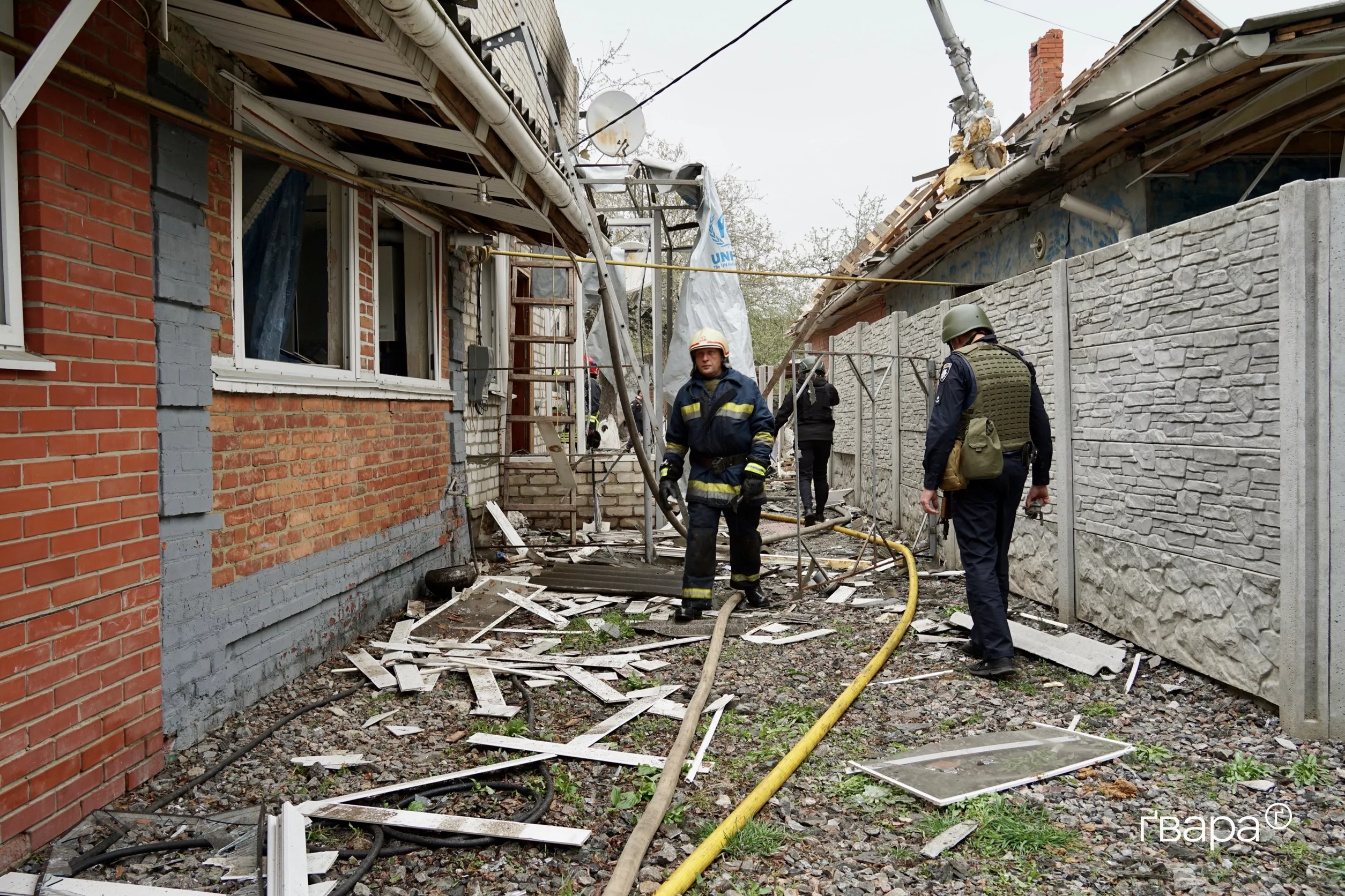 зображення до посту: Російські війська влучили по Дергачах двома авіабомбами — фото