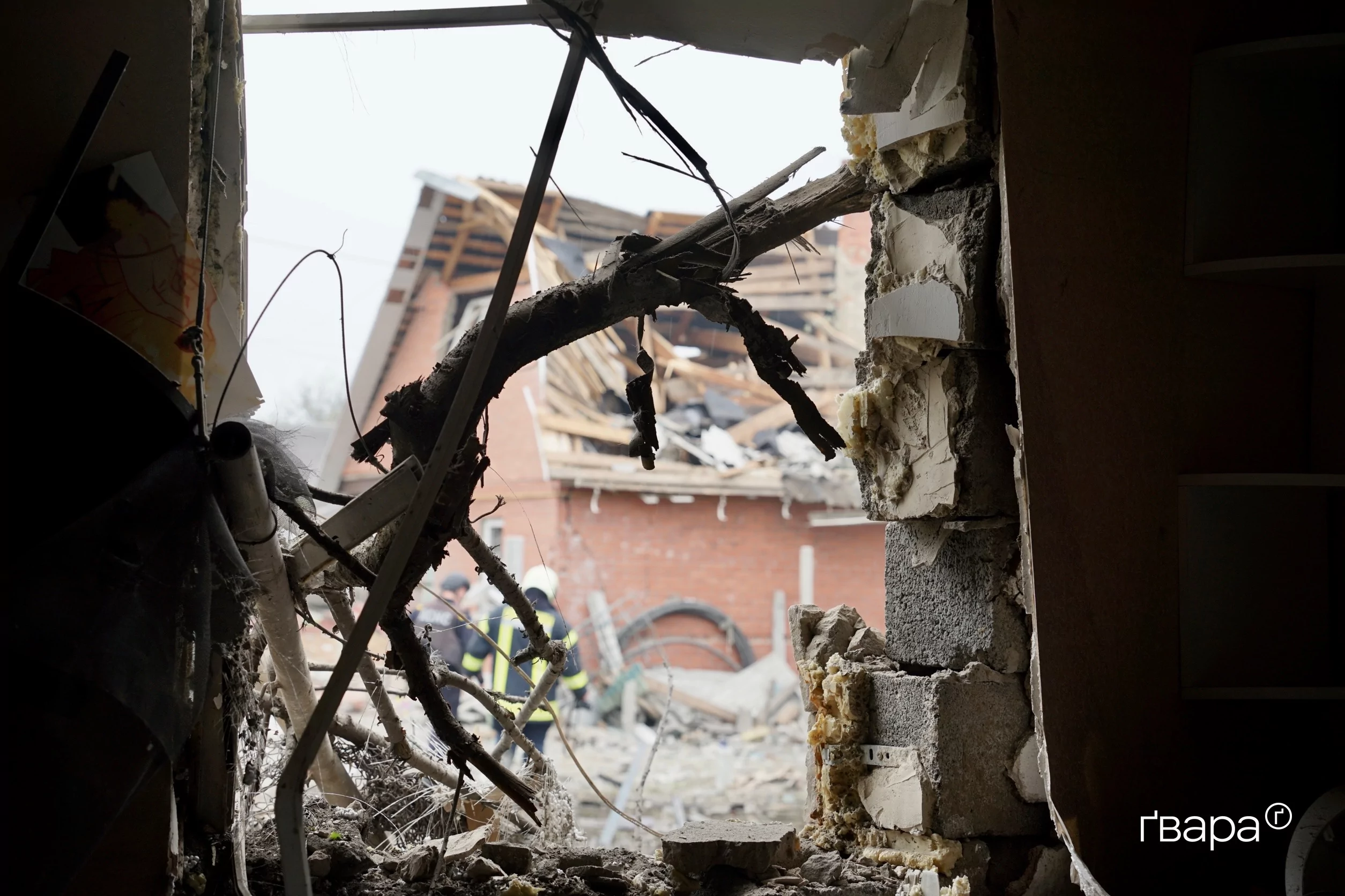 зображення до посту: Російські війська влучили по Дергачах двома авіабомбами — фото