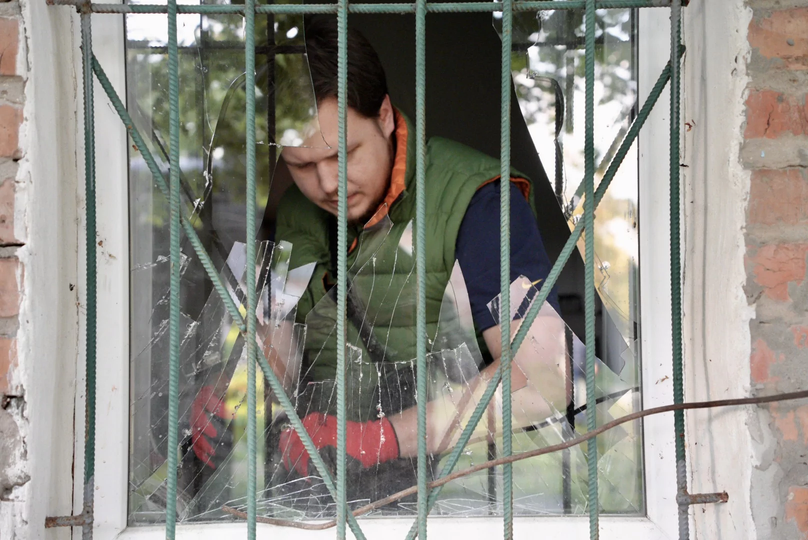 зображення до посту: In photos: Russian troops drop bombs near animal shelter in Kharkiv  