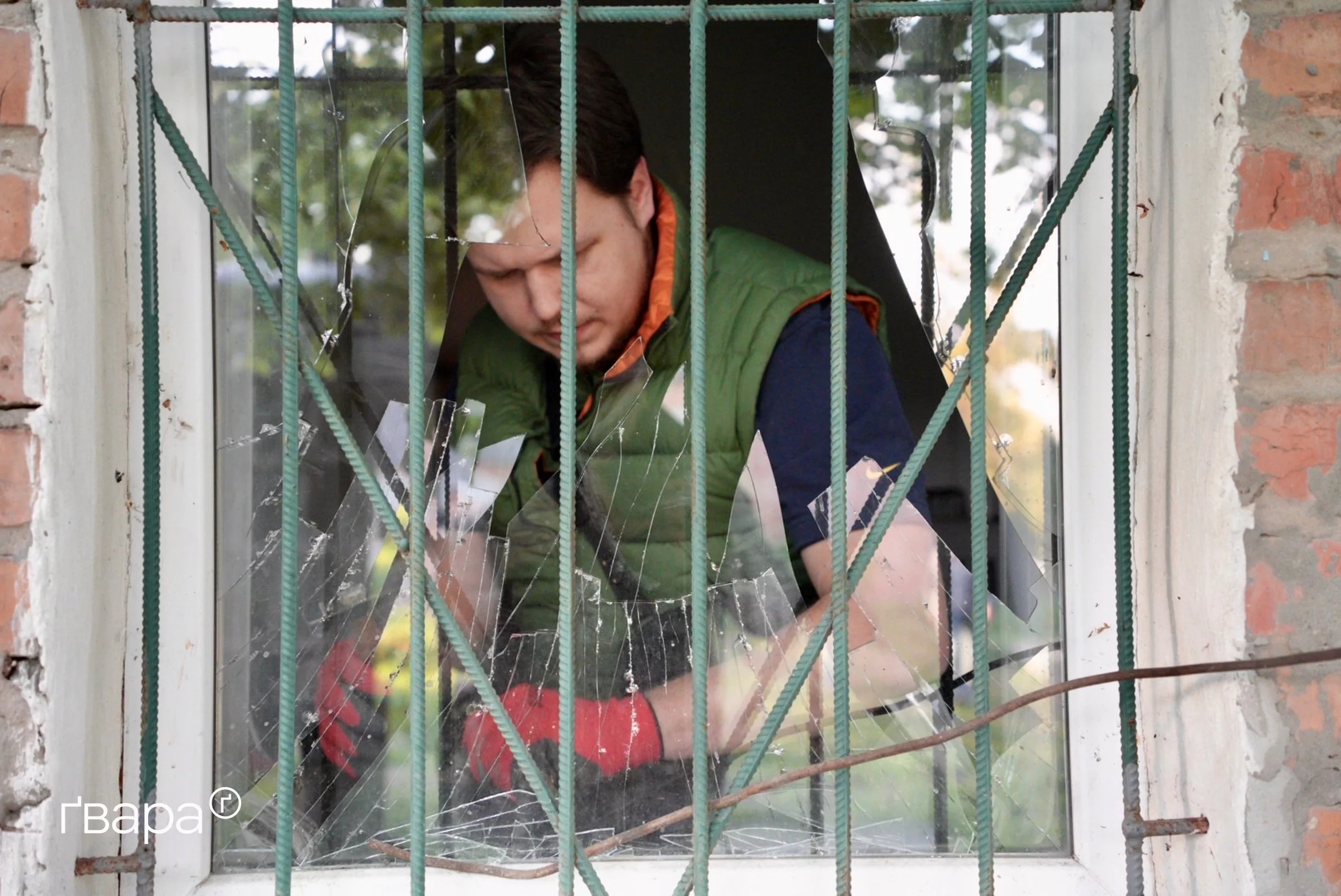 зображення до посту: Російські війська влучили авіабомбами поруч із притулком для тварин — фоторепортаж