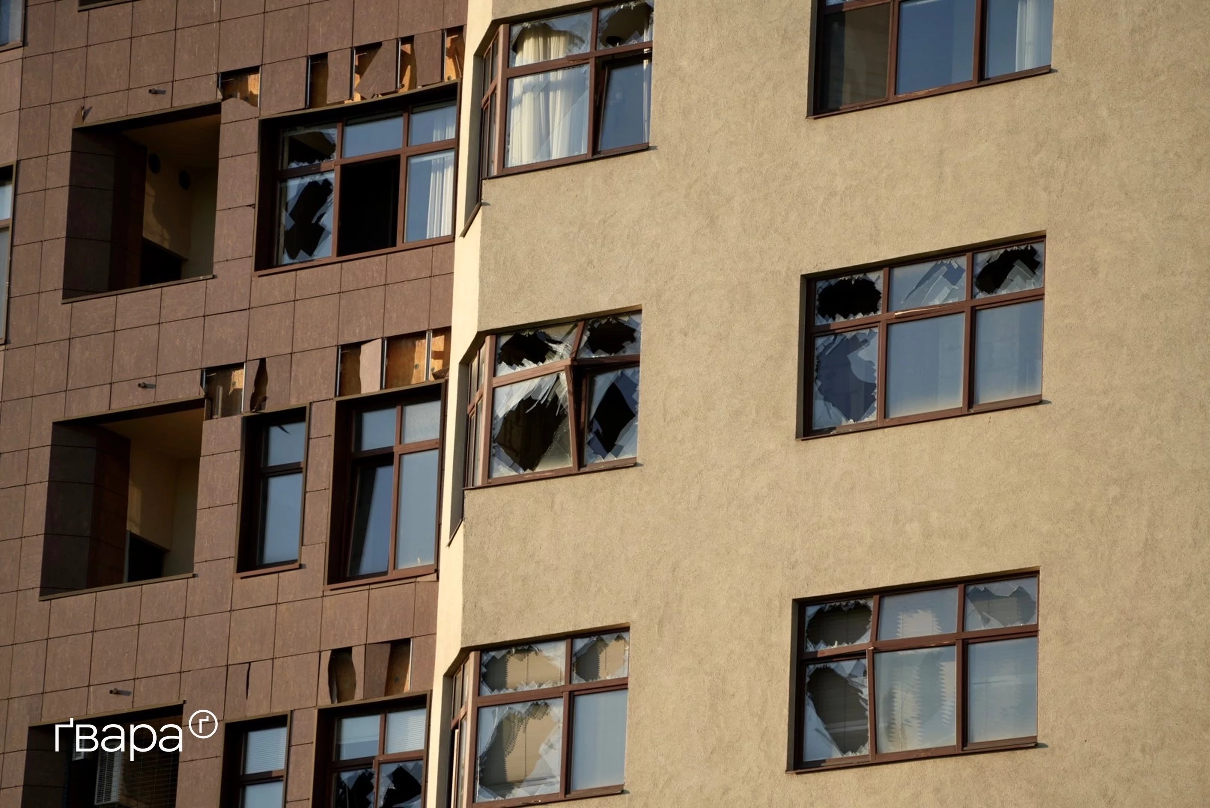 зображення до посту: Російські війська влучили авіабомбами поруч із притулком для тварин — фоторепортаж
