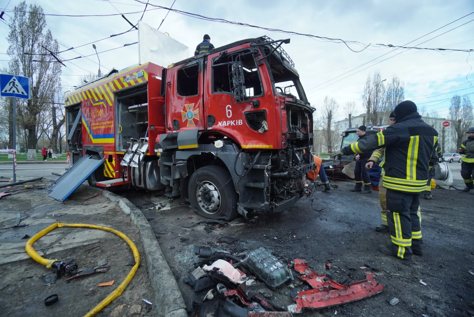 Rescuers on the hit site of Russian drone attack on April 4 / Photo: Ivan Samoilov for Gwara Media