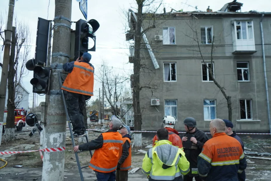 зображення до посту: Загиблі рятувальники, зруйновані будинки та відключення світла: РФ обстріляла Харків – фото