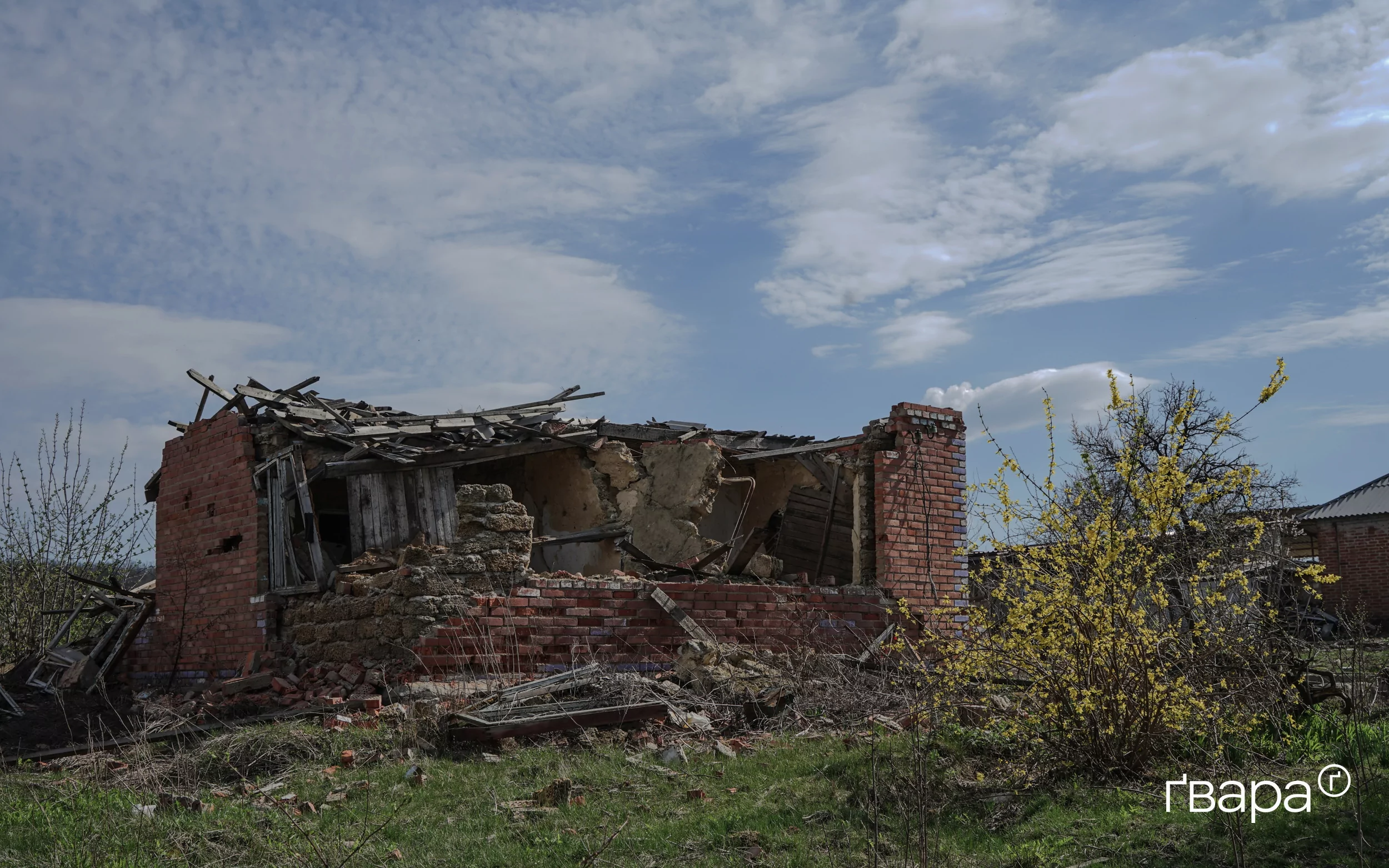 Зруйнований будинок у селі Донецьке Харківської області.
