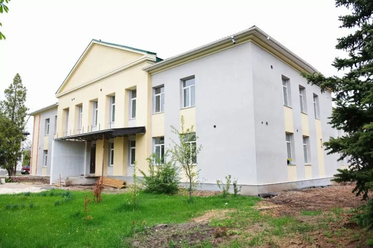У Старому Салтові відновлюють будівлю амбулаторії та ЦНАПу
