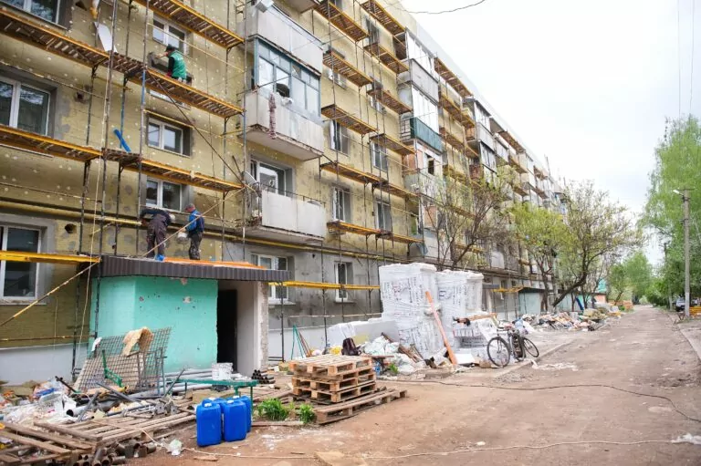 У Старому Салтові відновлюють 13 багатоповерхівок, пошкоджених російськими обстрілами
