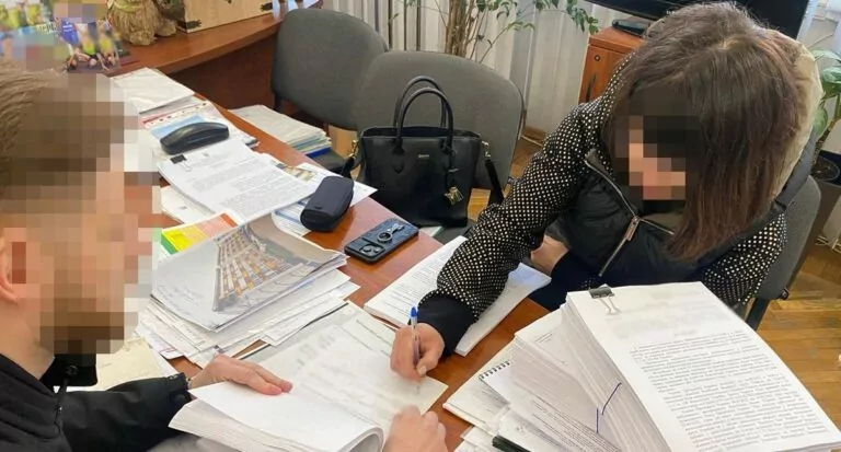 Трьох посадовців з Харківщини підозрюють в організації схеми перетину кордону