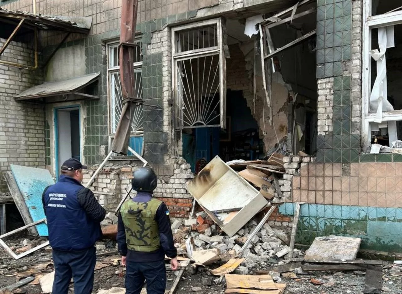 Прокуратура фіксує наслідки авіаударів по селищах Золочів та Борова Харківської області.