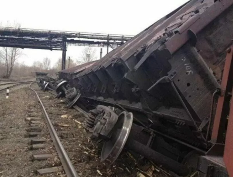 Старе фото із поїздом що зійшов з рейок