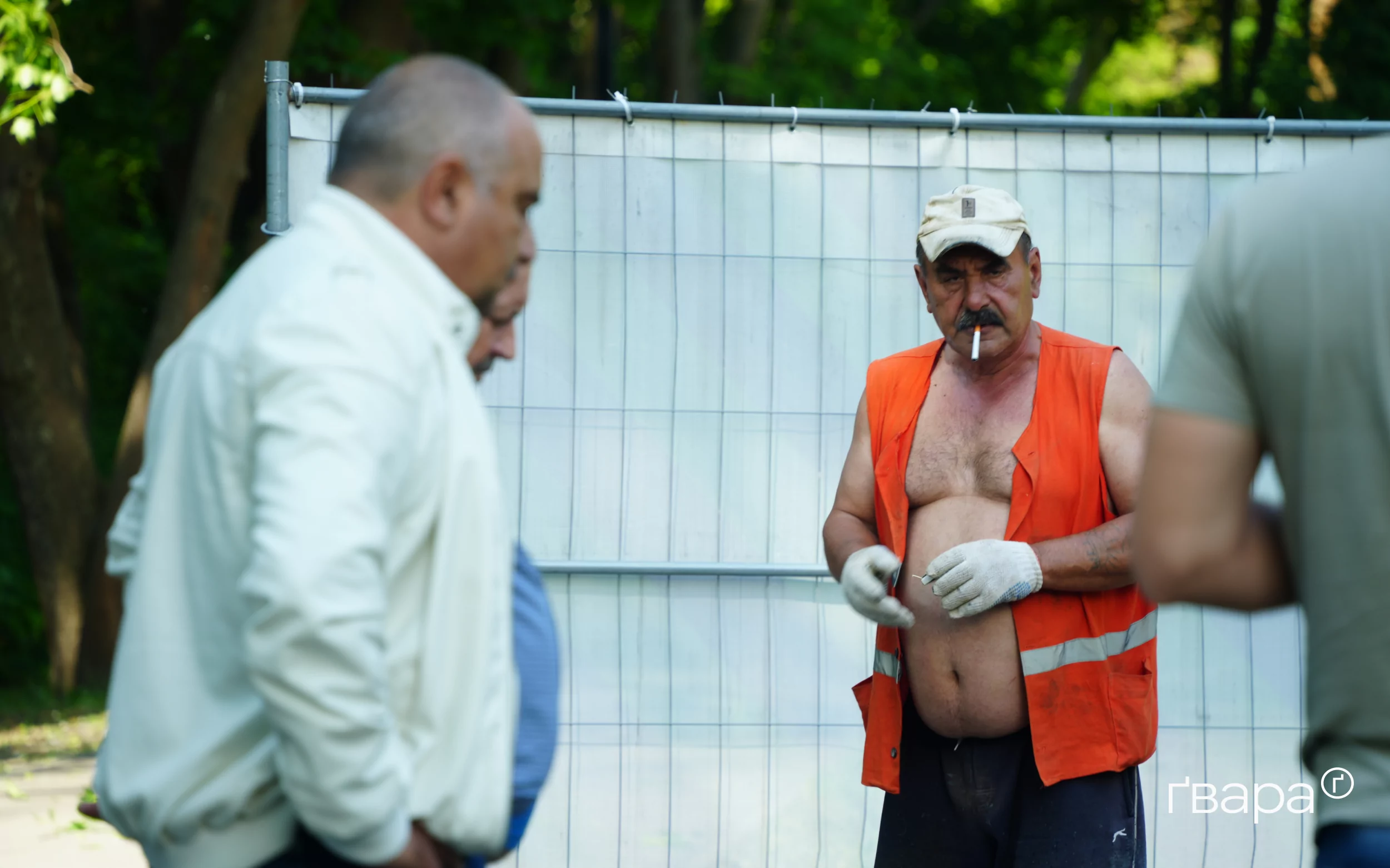 зображення до посту: Комунальники ліквідовують наслідки російського обстрілу в Саржиному Яру — фото