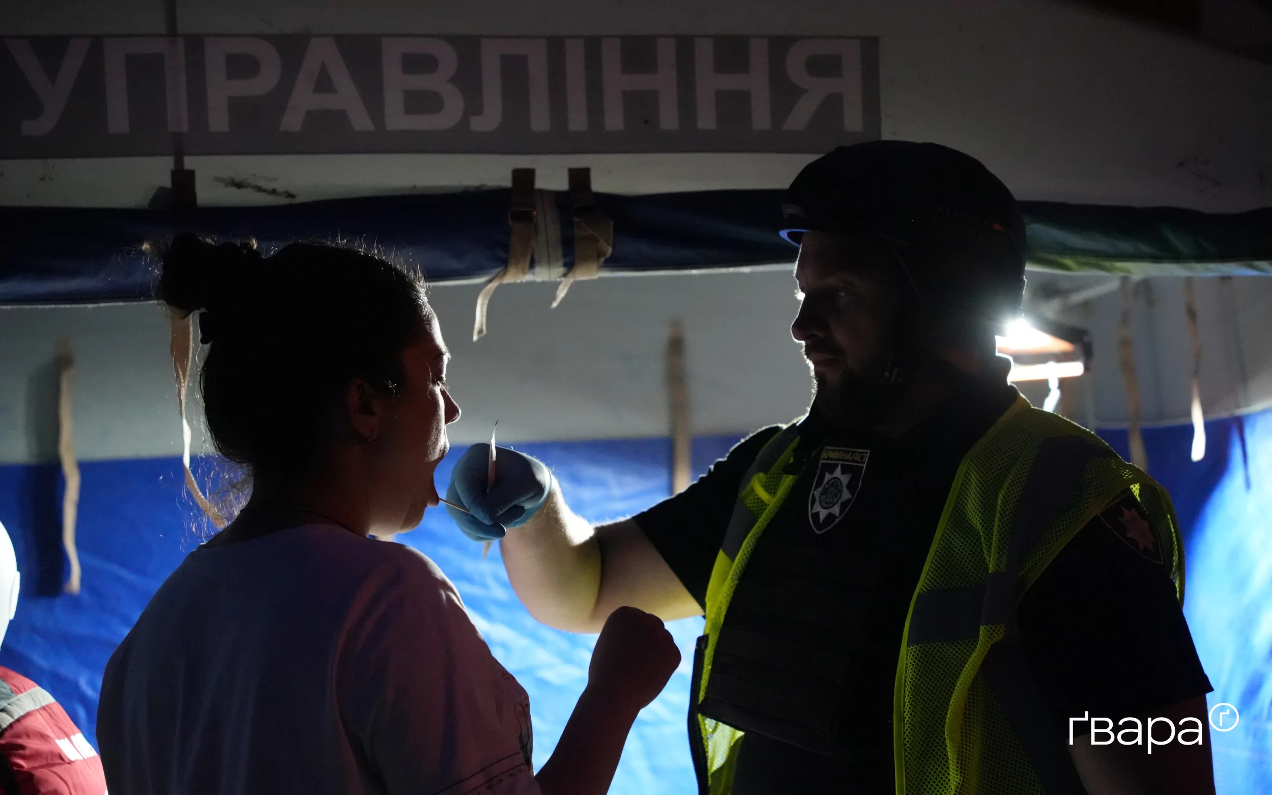 зображення до посту: «Деякі працівники загинули, бо виводили людей»: рятувальники усувають наслідки обстрілу гіпермаркету в Харкові — фоторепортаж