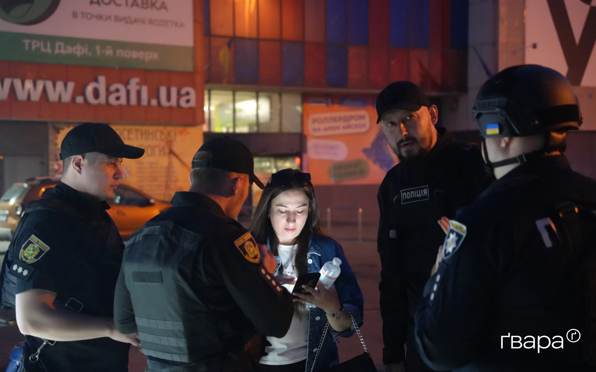 зображення до посту: «Деякі працівники загинули, бо виводили людей»: рятувальники усувають наслідки обстрілу гіпермаркету в Харкові — фоторепортаж
