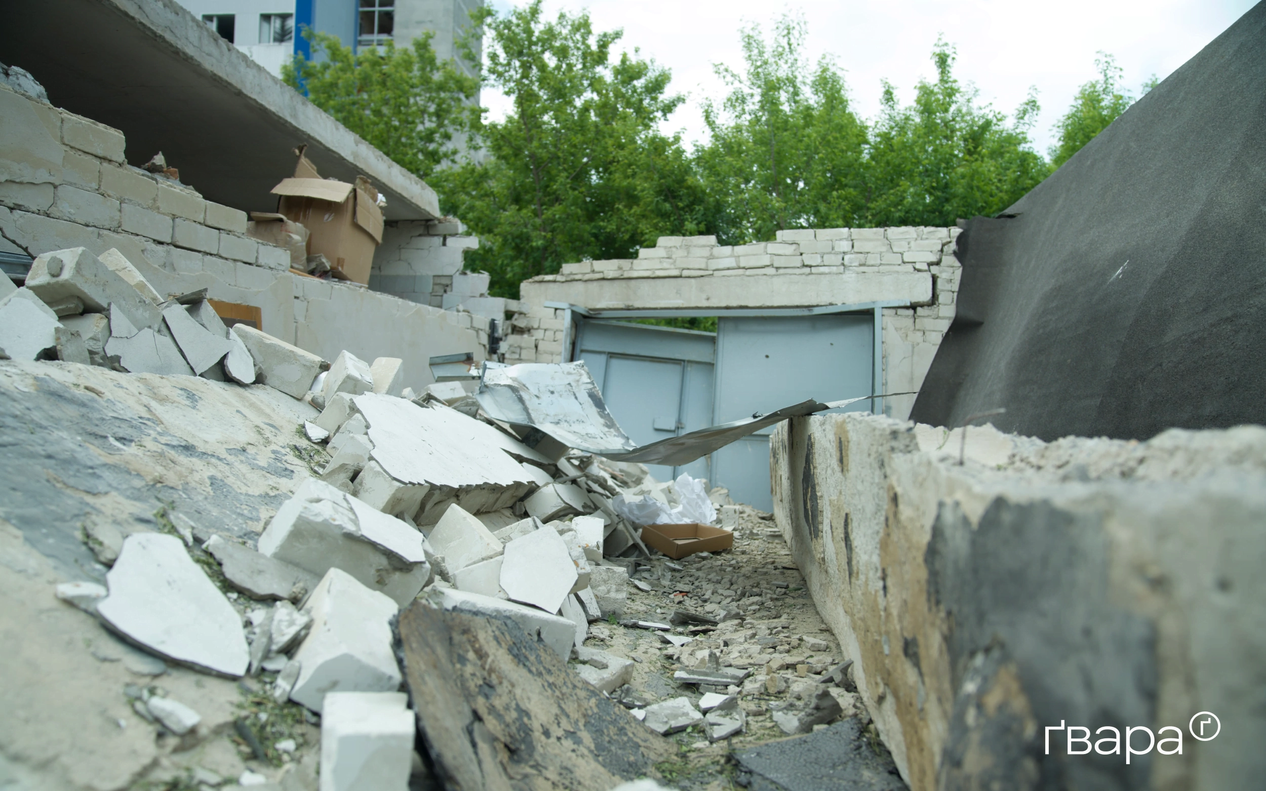 зображення до посту: У Харкові усувають наслідки ранкового обстрілу Київського району — фото