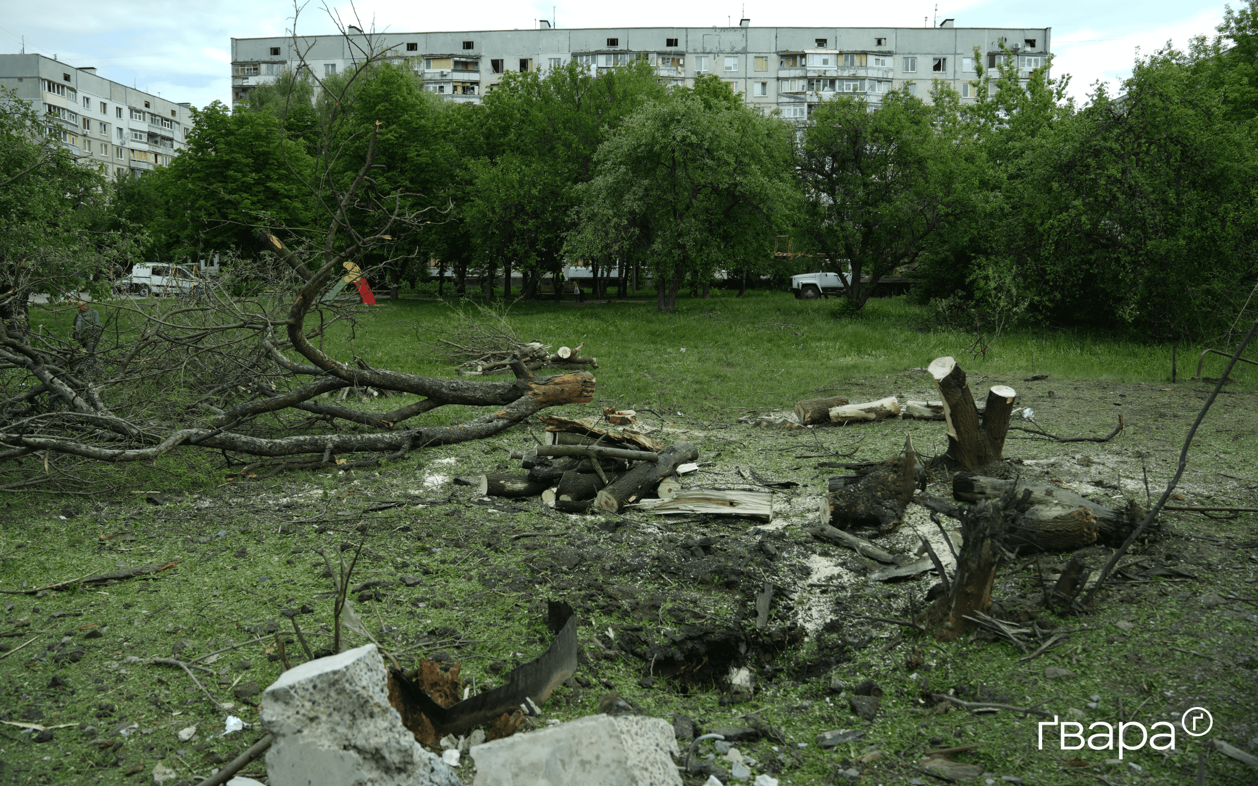 зображення до посту: У Харкові усувають наслідки ранкового обстрілу Київського району — фото