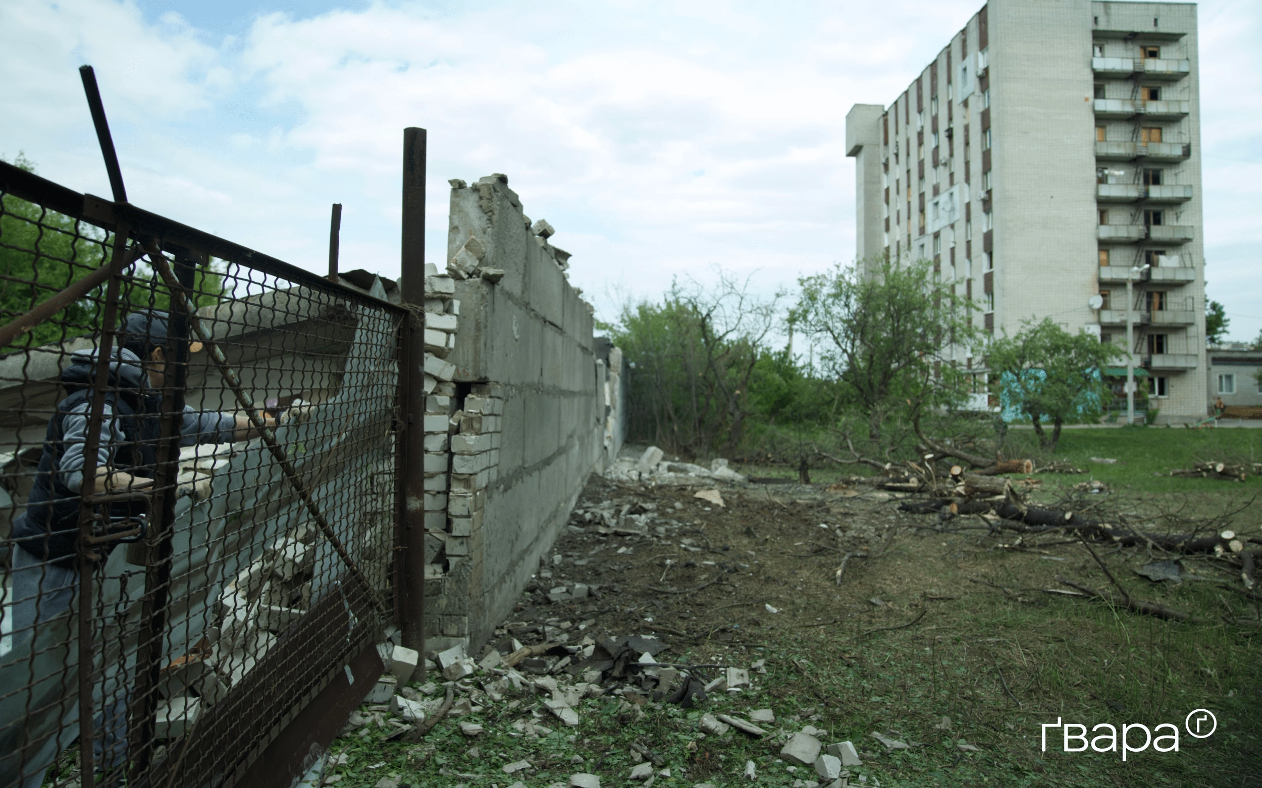 зображення до посту: У Харкові усувають наслідки ранкового обстрілу Київського району — фото