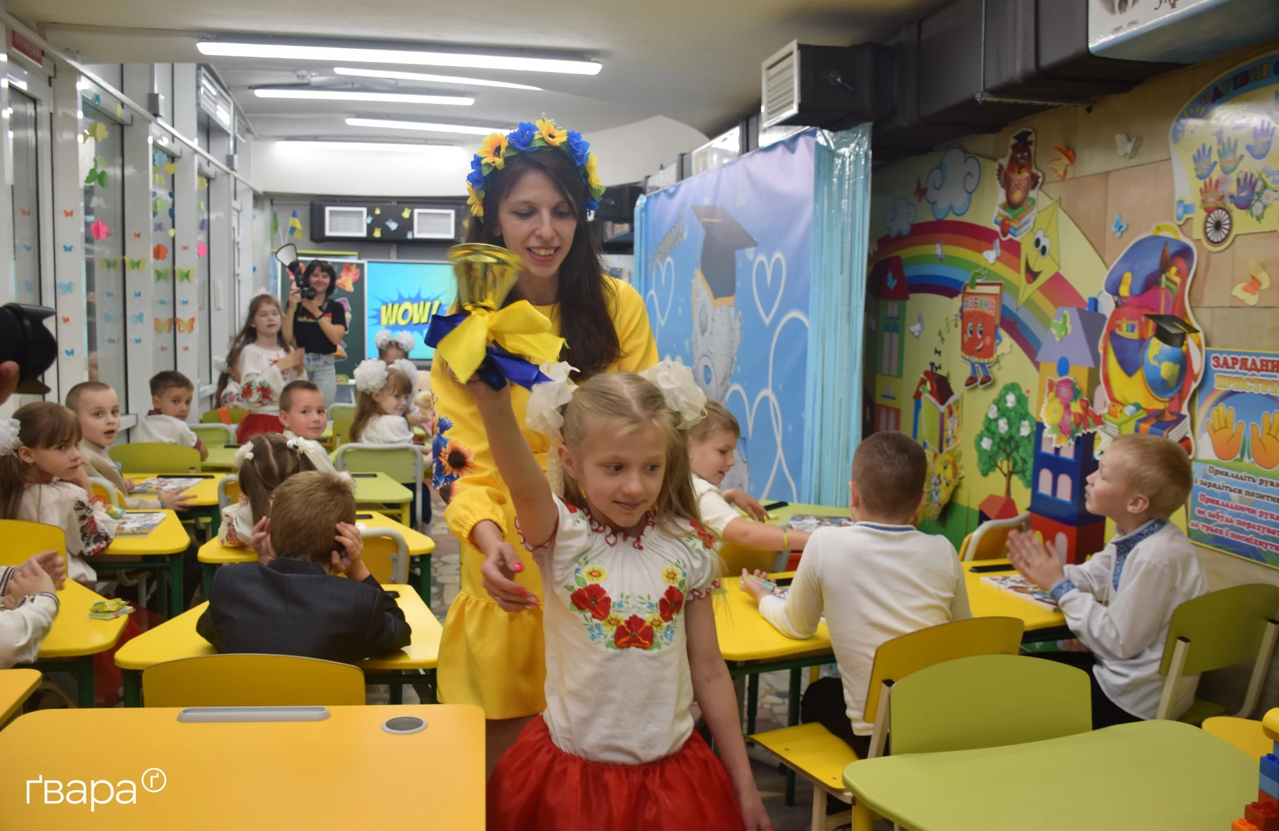 зображення до посту: Як у Харкові школярі святкують останній дзвоник — фото