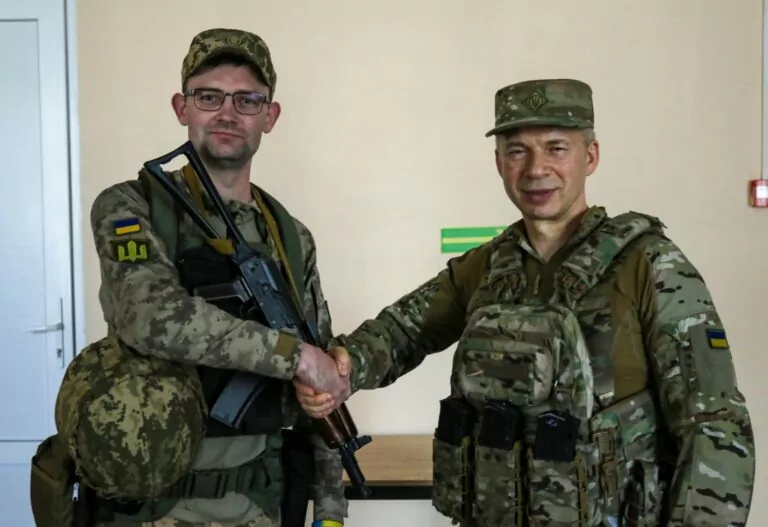 Бойовий медик з Харкова отримав нагороду від Сирського